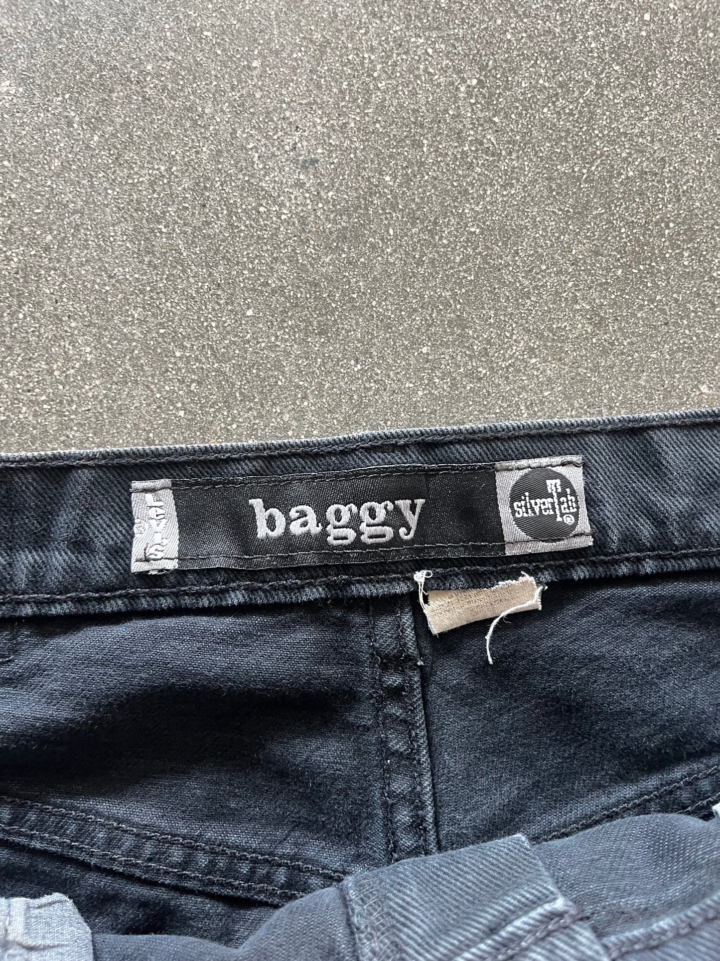 90’S BLACK BAGGY LEVI’S SILVERTAB JORTS - 32