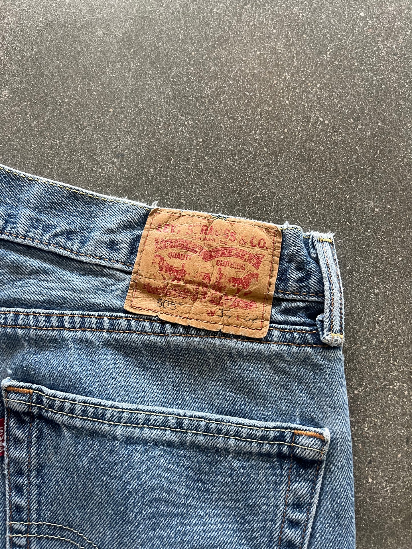 90’S LIGHT WASHED 505 LEVI’S - 34