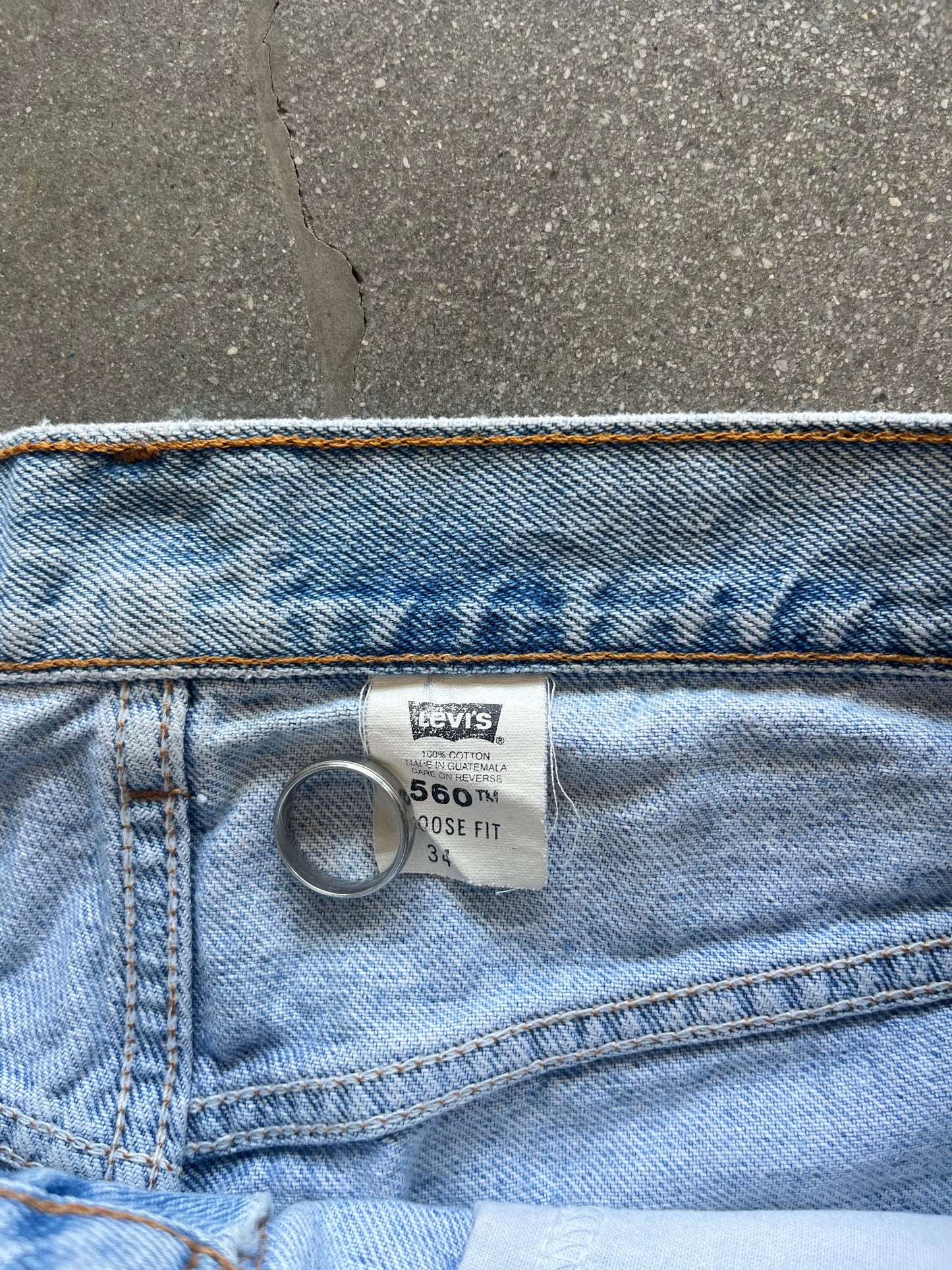 90’S LIGHTWASHED LEVI’S 560 JORTS - 33