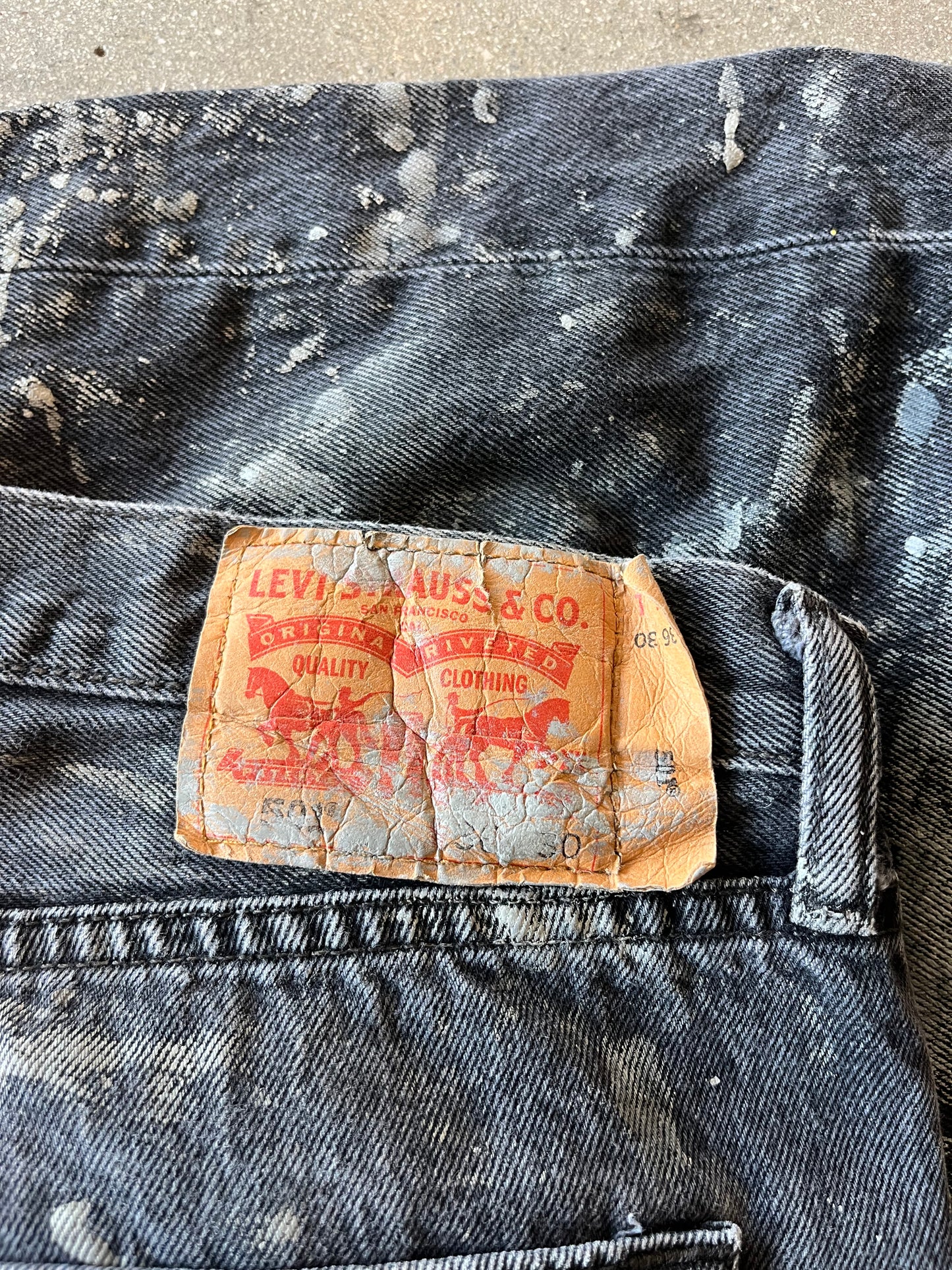 90’S BLACK PAINT SPLATTERED 501 LEVI’S - 32