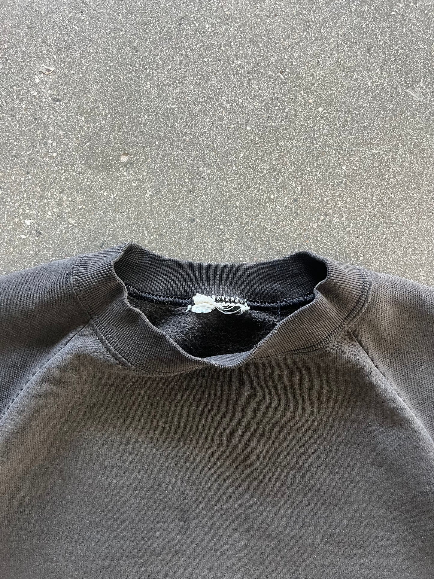 90’S SUNFADED BLACK RAGLAN CREWNECK - S/M