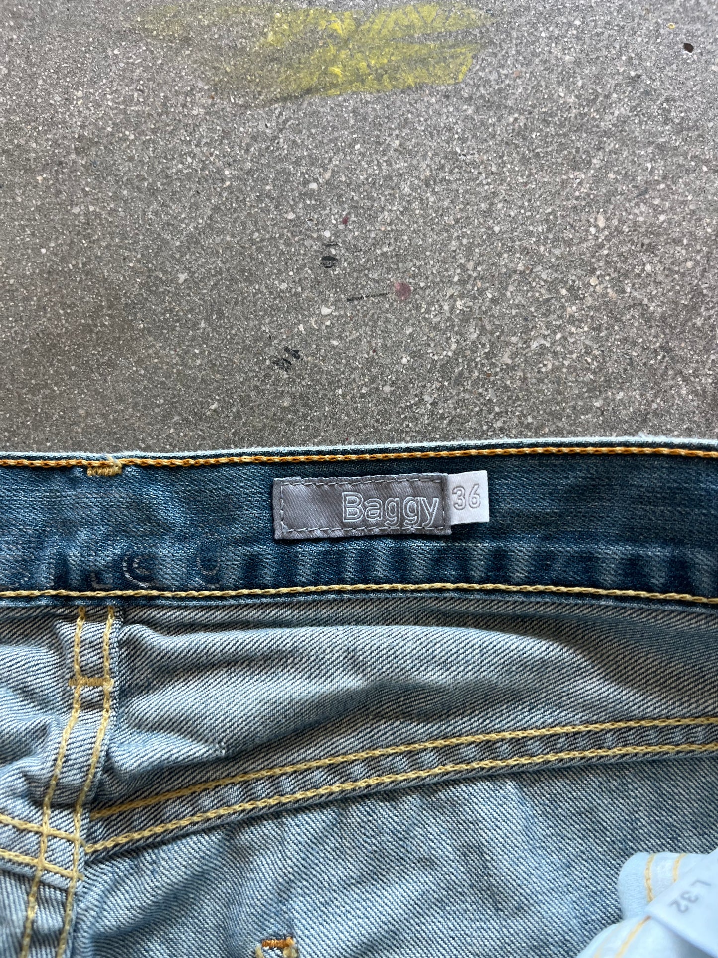 2000’S BAGGY LEVI’S SILVERTABS - 36