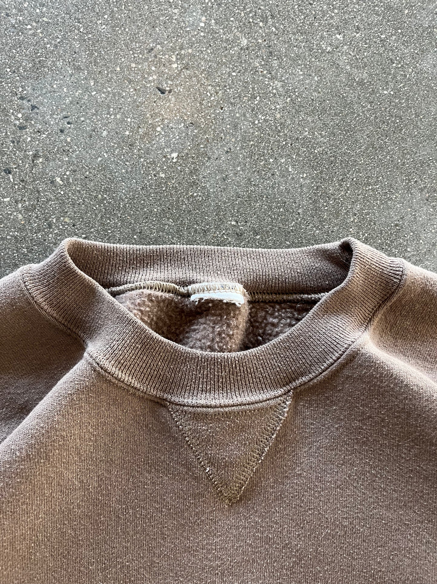 90’S CARAMEL BROWN RUSSELL CREWNECK - BOXY L