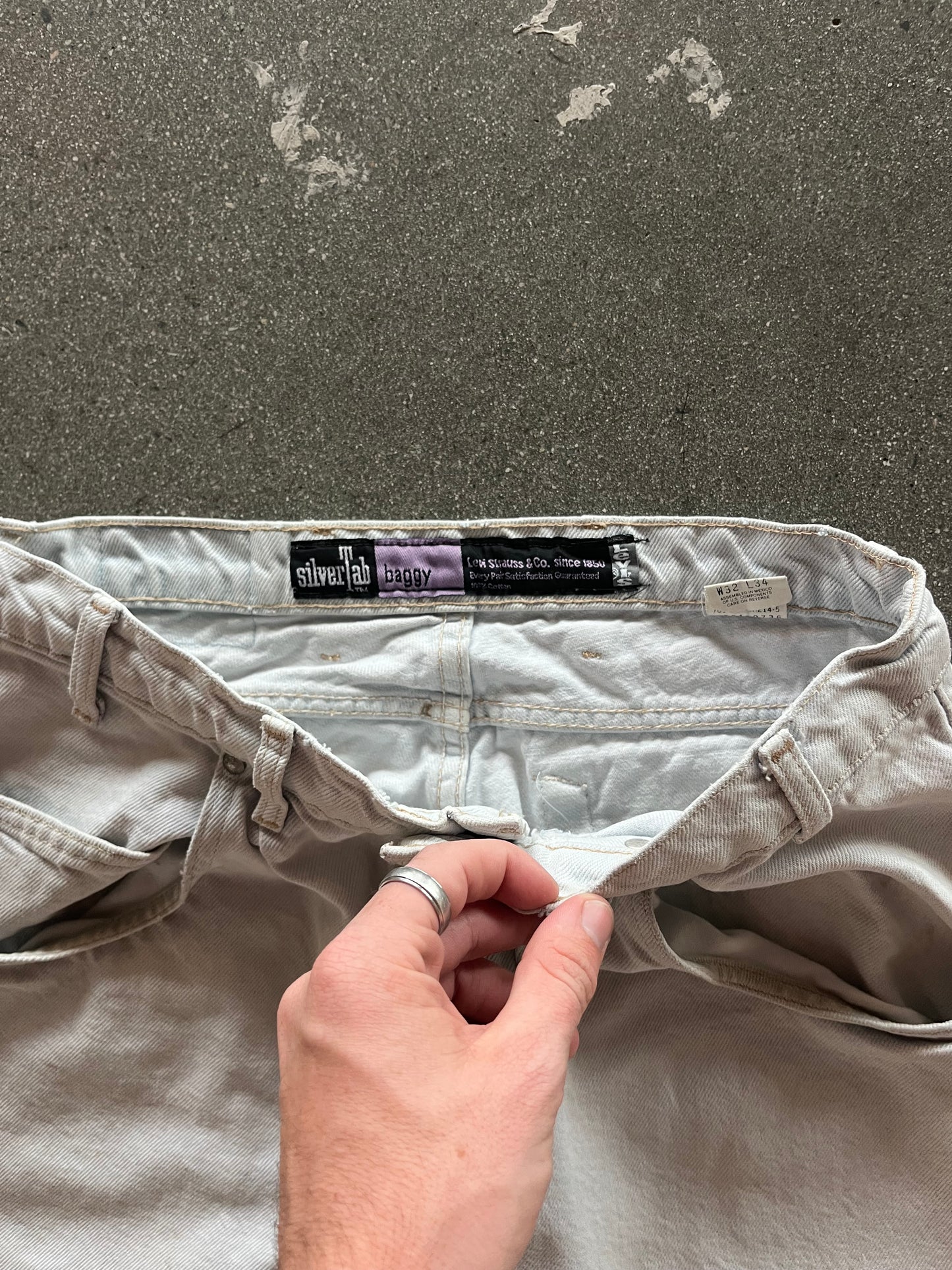 90’S BAGGY CUTOFF BEIGE LEVI’S SILVERTABS - 32