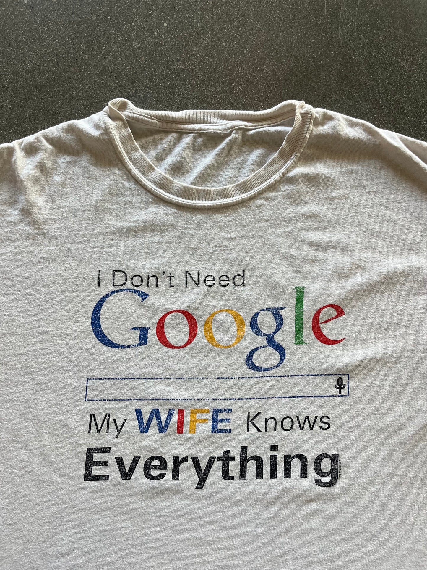 2000’S “I DONT NEED GOOGLE” TEE - L