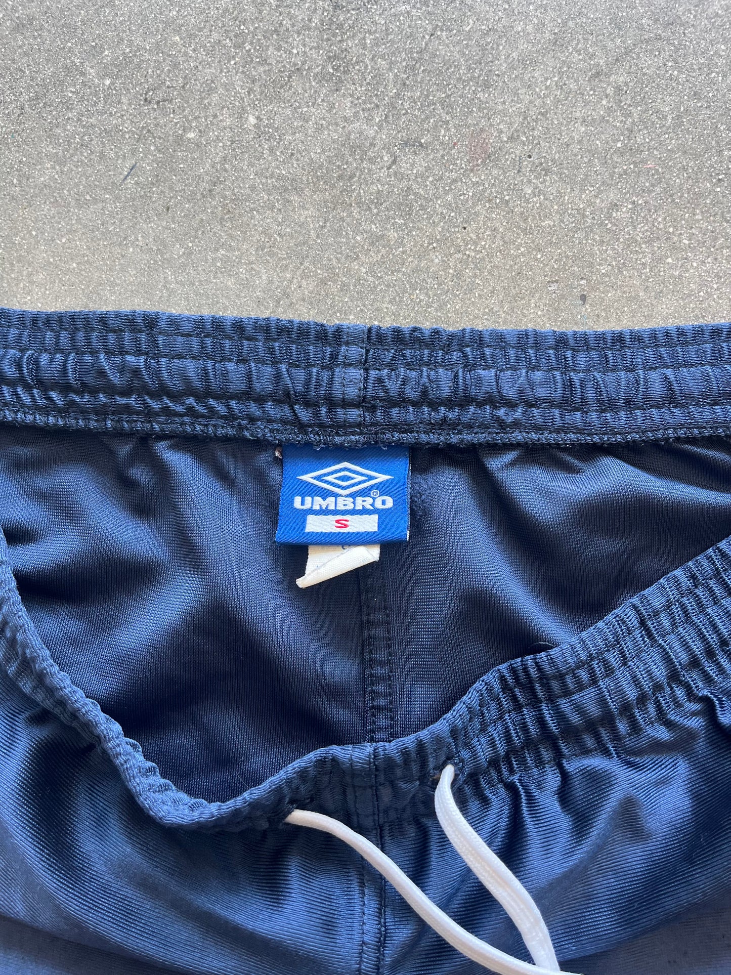 90’S NAVY BLUE UMBRO NYLON SHORTS - M
