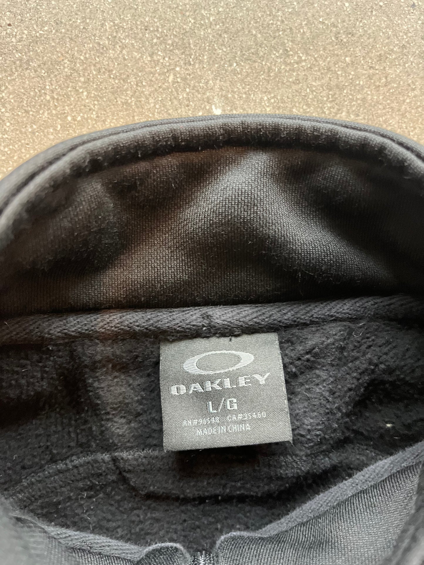 2000’S JET BLACK OAKLEY ZIP UP - L