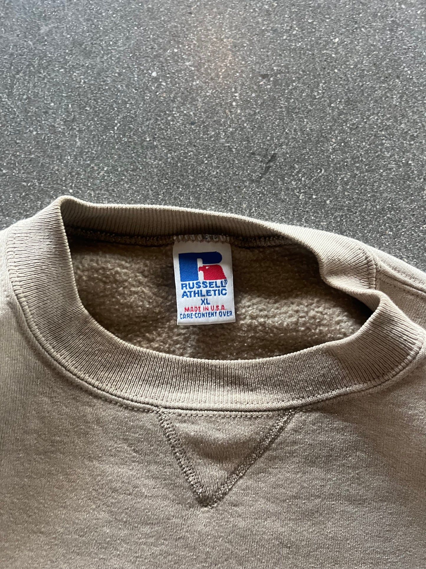 90’S BUTTER BEIGE RUSSELL ATHLETIC CREWNECK - BOXY L/XL