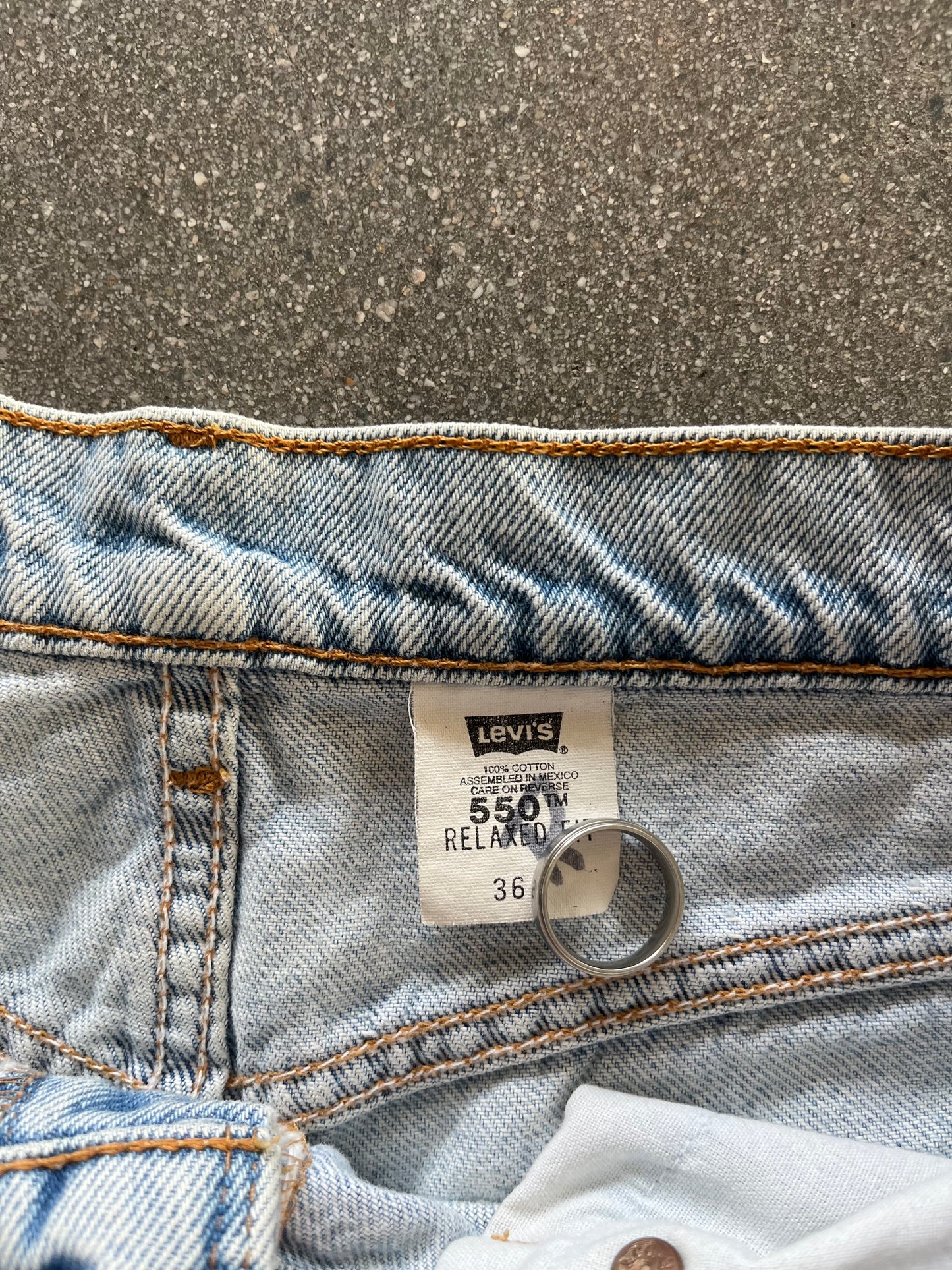 90’S BAGGY LIGHT WASH 550 LEVI’S JORTS - 36