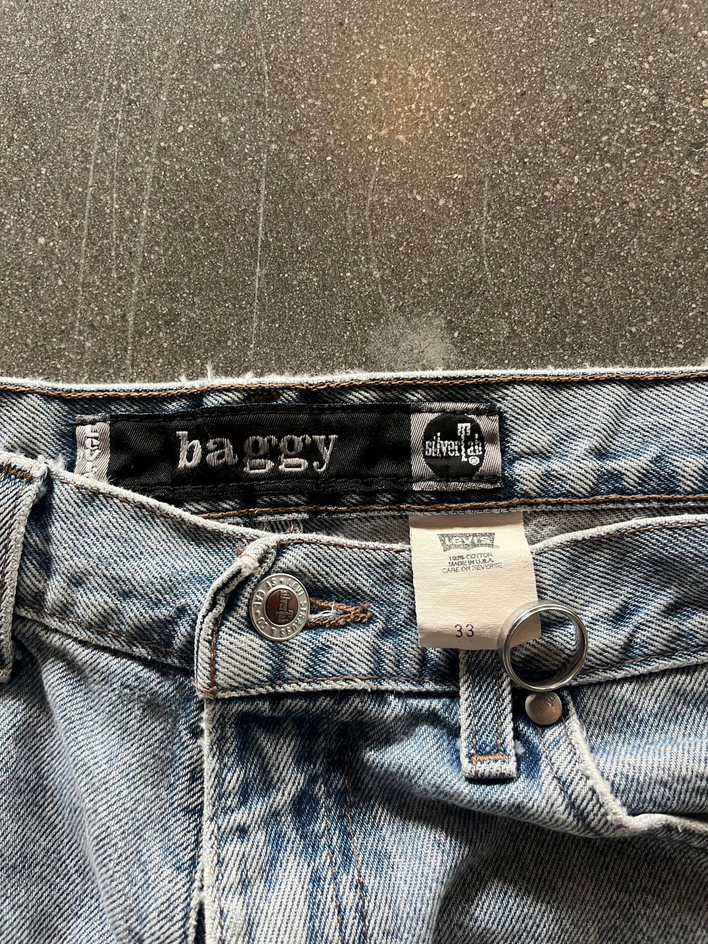 90’S BAGGY LEVI’S SILVERTAB LIGHT WASH JORTS - 33