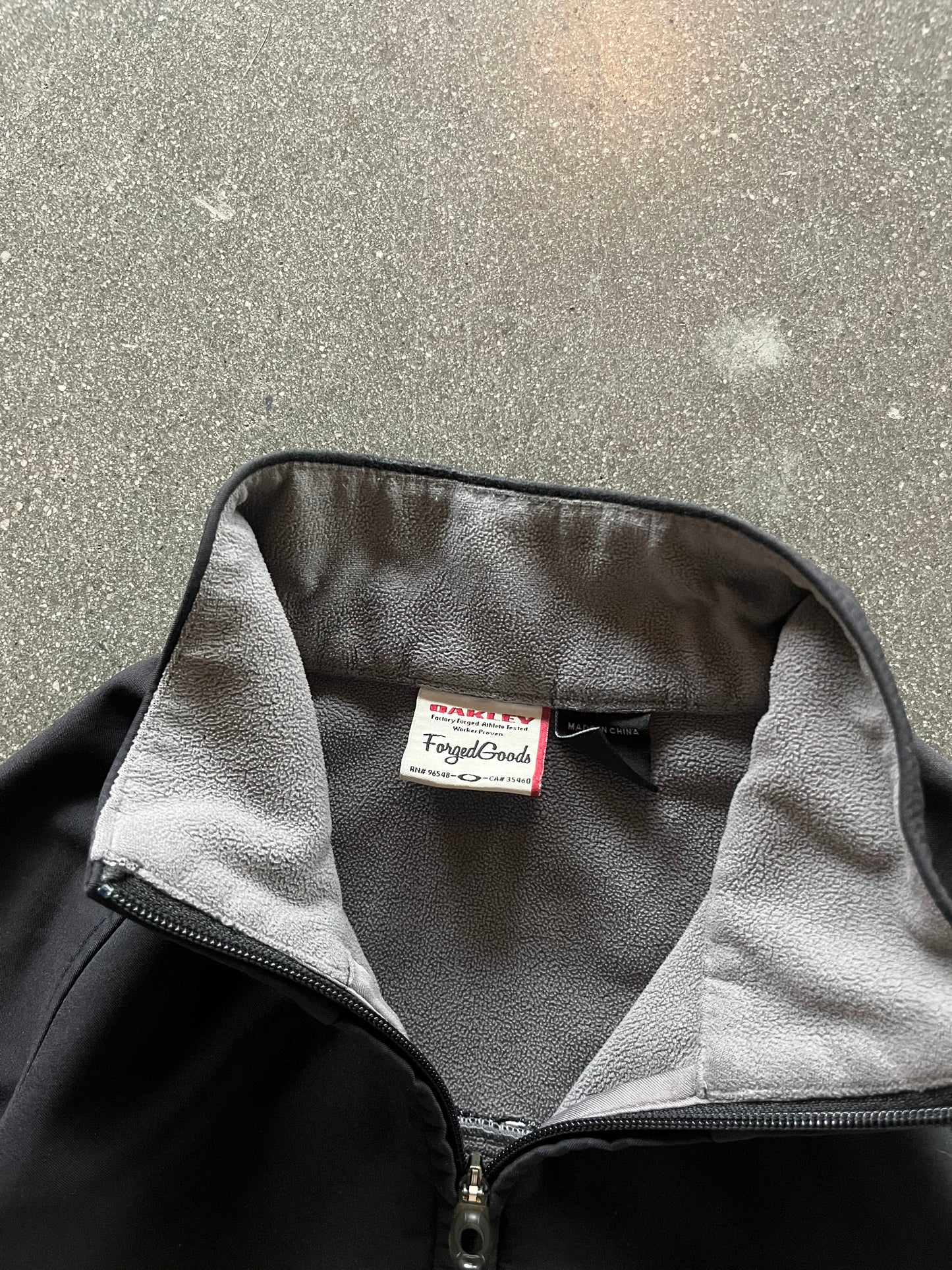2000’S BLACK OAKLEY ZIP UP JUMPER - M