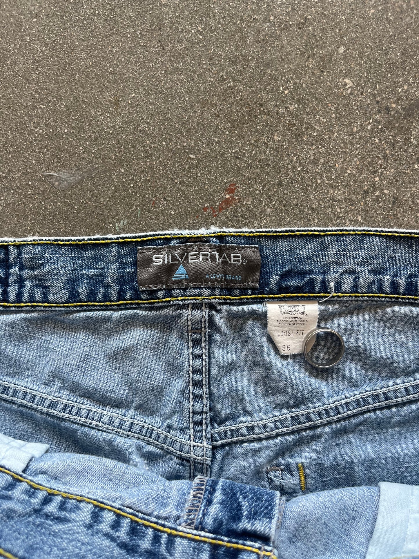 90’S LIGHTWASHED LEVI’S SILVERTAB JORTS - 36