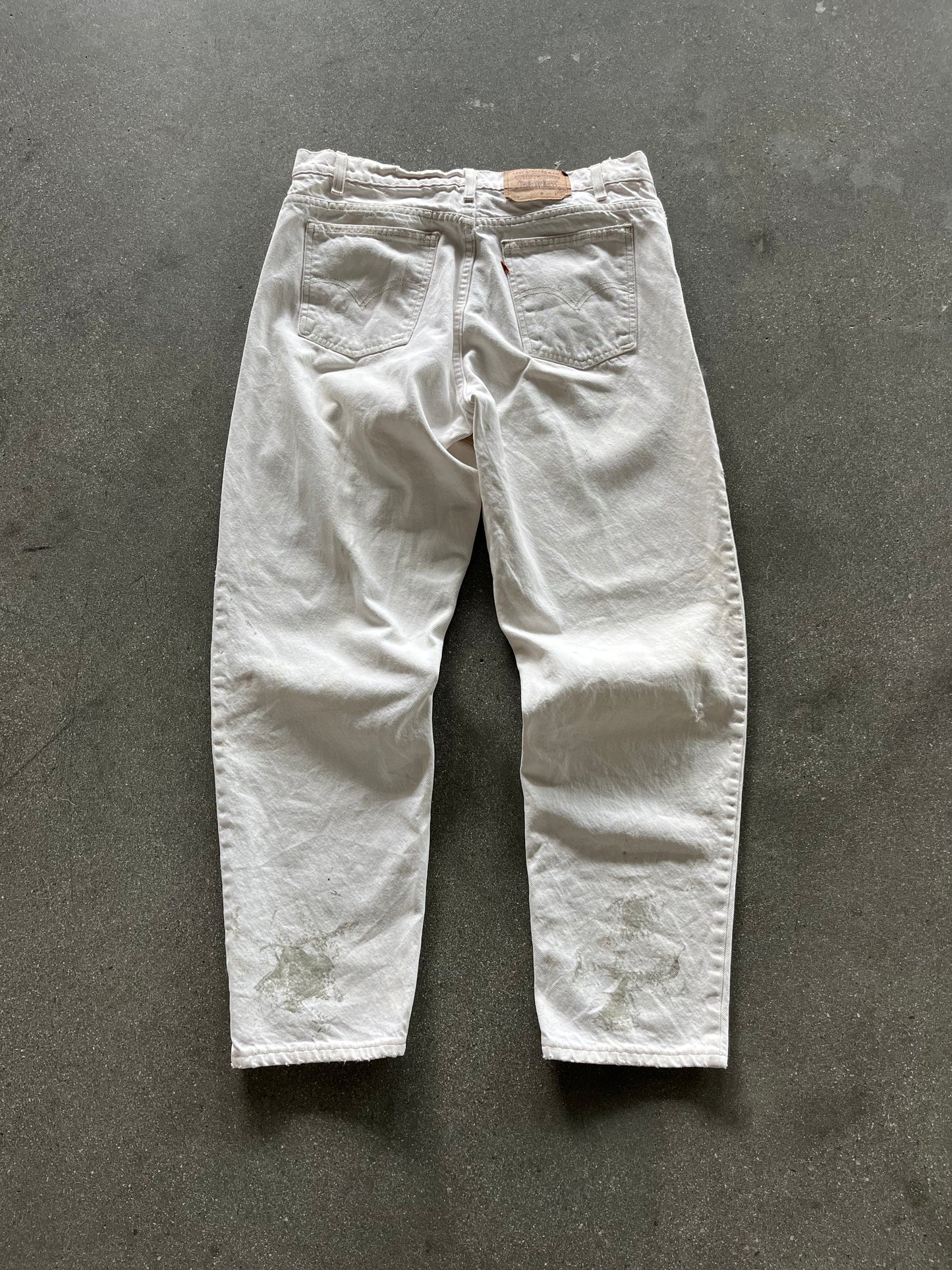 90’S WHITE PAINT SPLATTERED LEVI’S ORANGE TAB 550S - 36