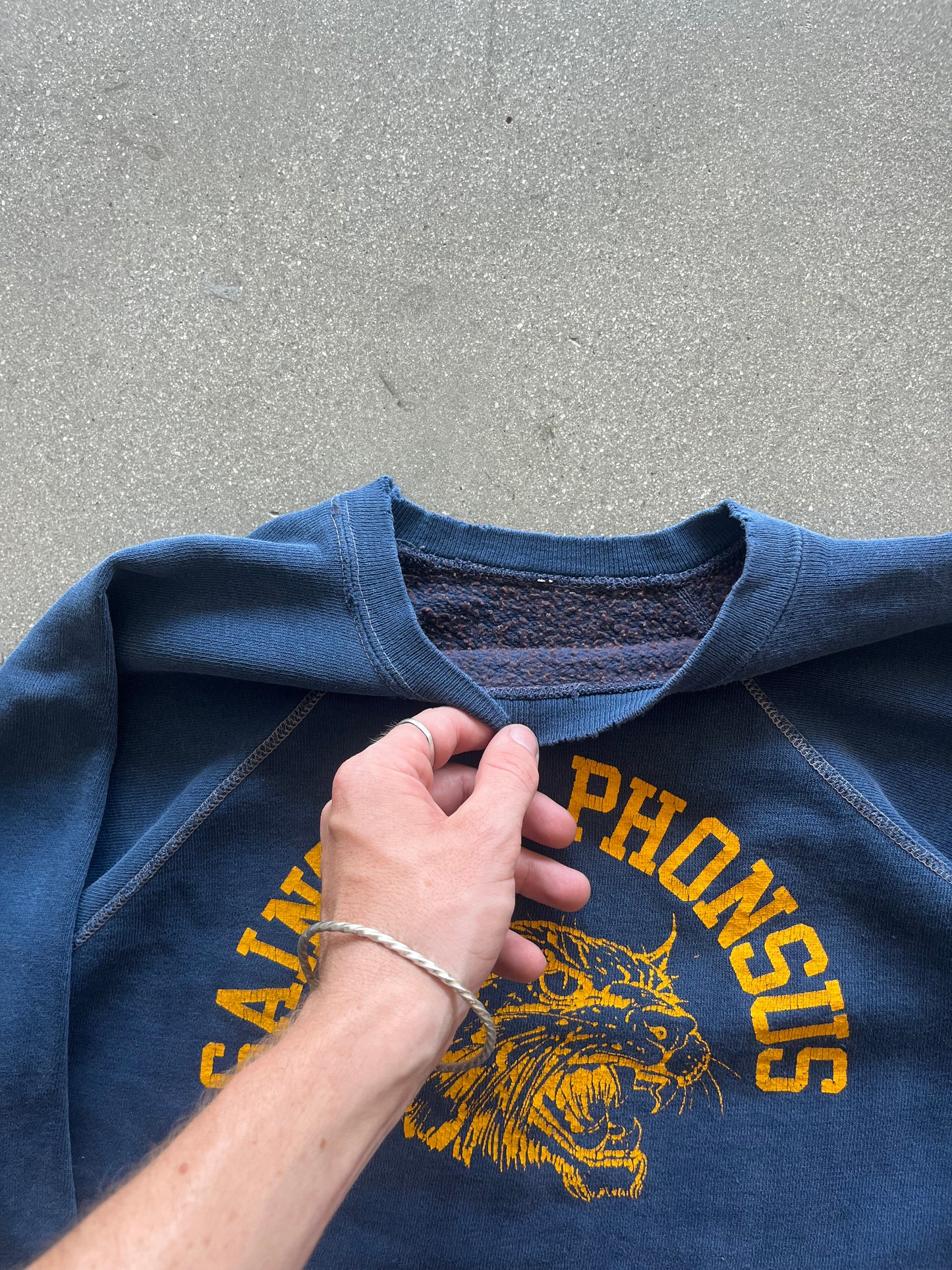 70’S NAVY “SAINT ALPHONSUS” DISTRESSEDRAGLAN CREWNECK - BOXY S/M