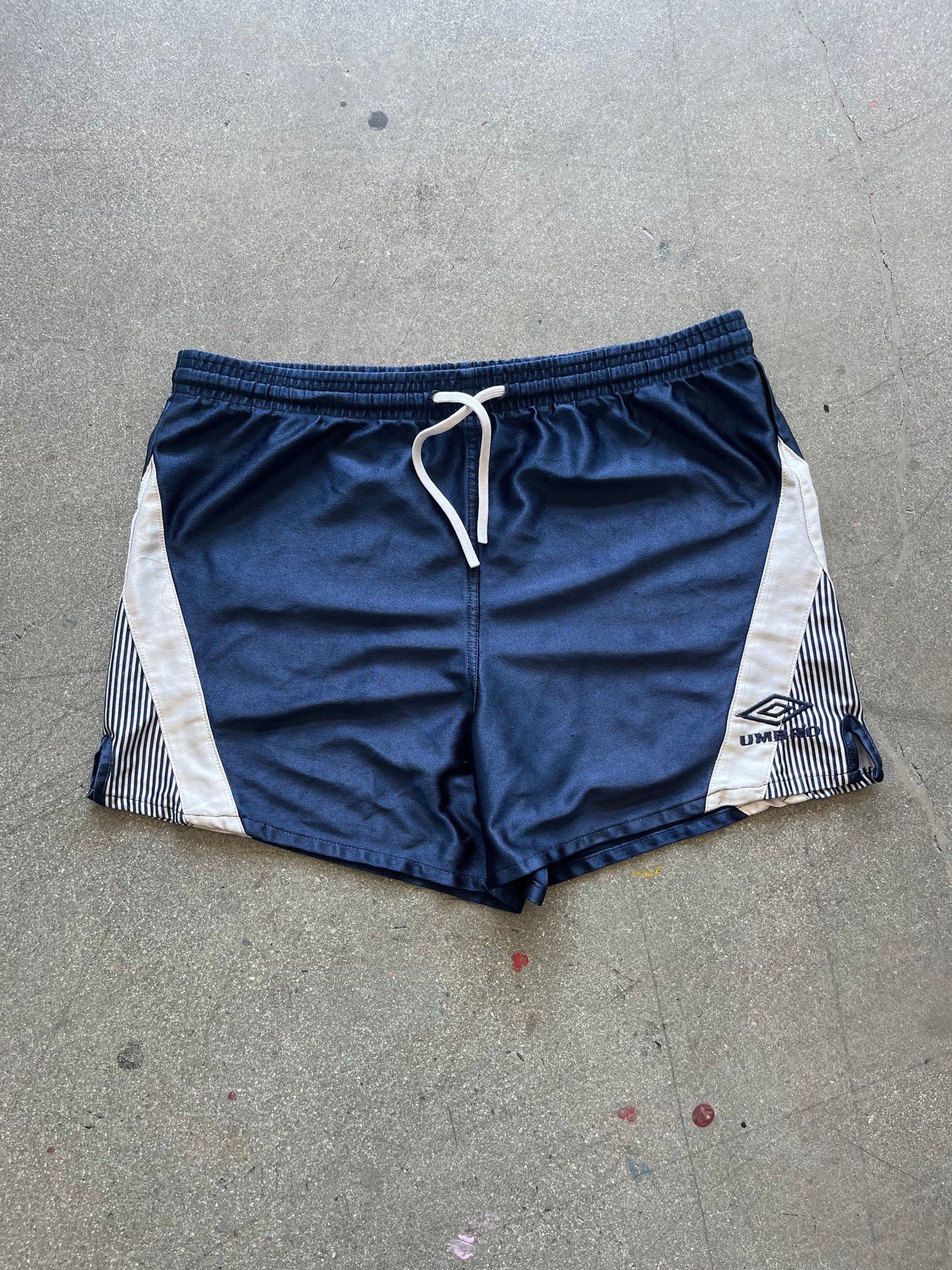 90’S NAVY BLUE UMBRO NYLON SHORTS - M