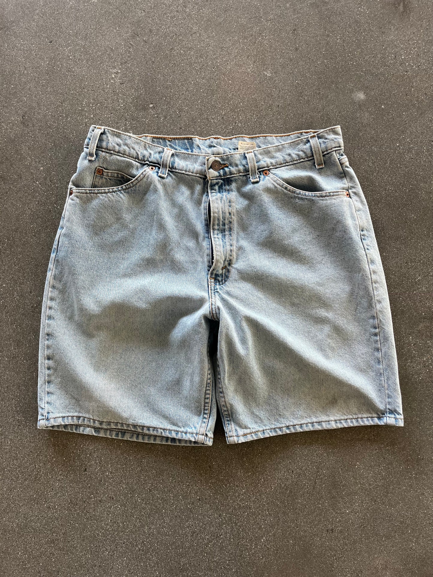 90’S BAGGY LIGHT WASH 550 LEVI’S JORTS - 36