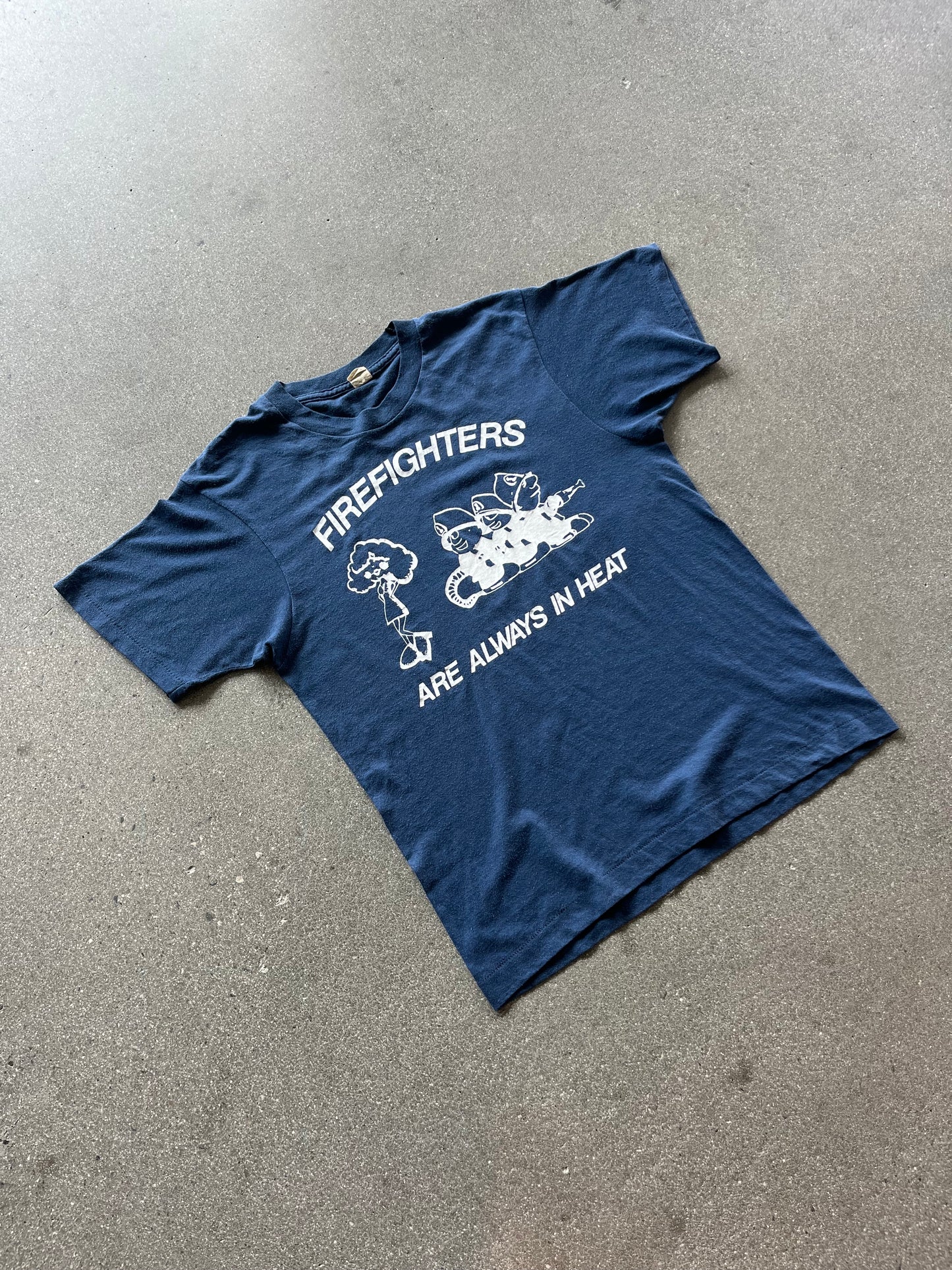 80'S "FIREFIGHTERS ARE ALWAYS IN HEAT" TEE - M