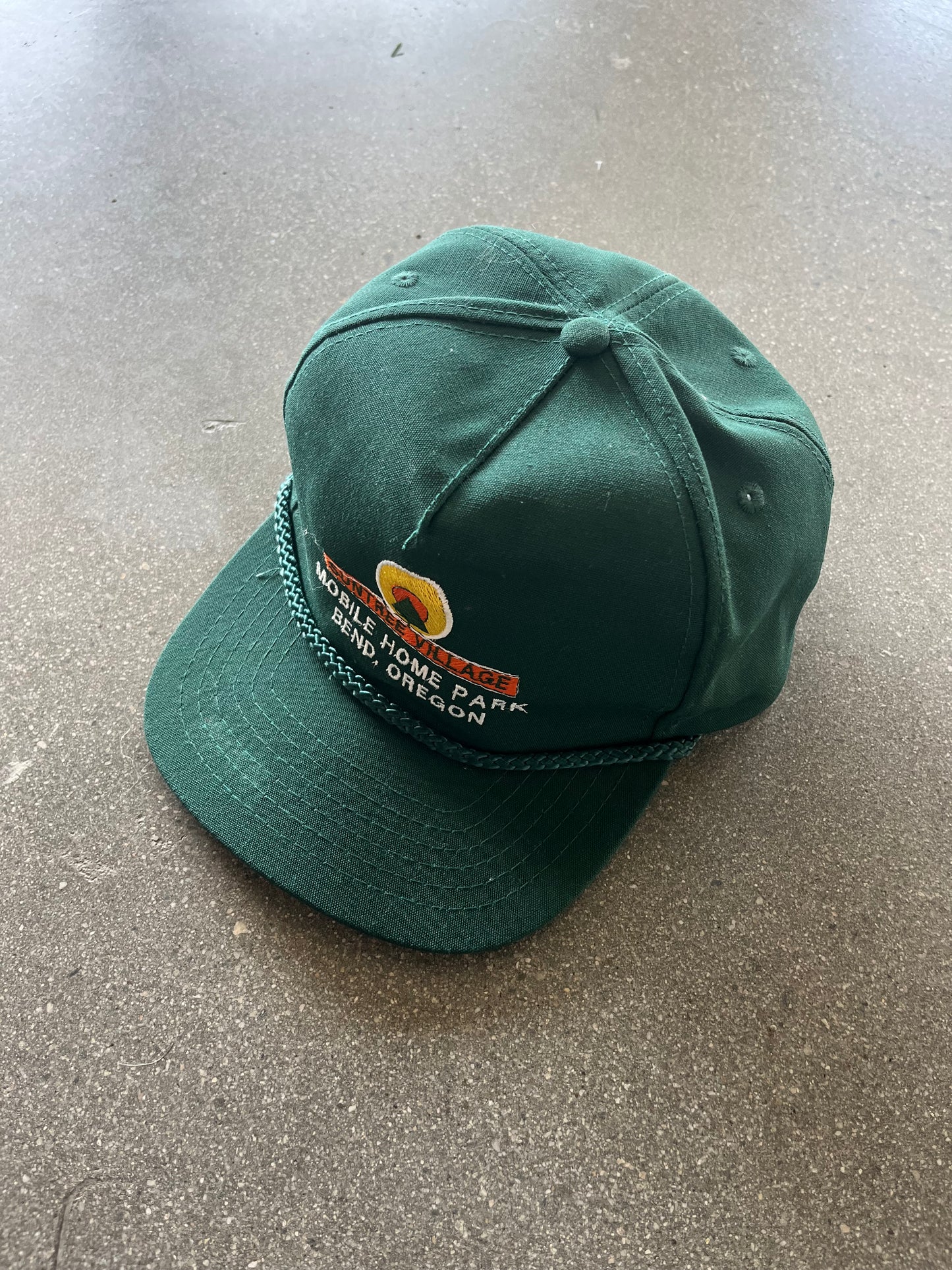 90’S FOREST GREEN “SUNTREE VILLAGE” HAT - ONE SIZE
