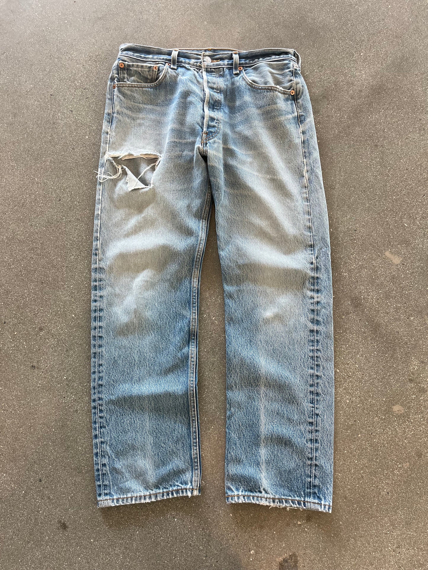 90’S LIGHT WASHED 501 LEVI’S - 31