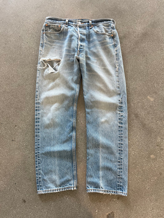 90’S LIGHT WASHED 501 LEVI’S - 31