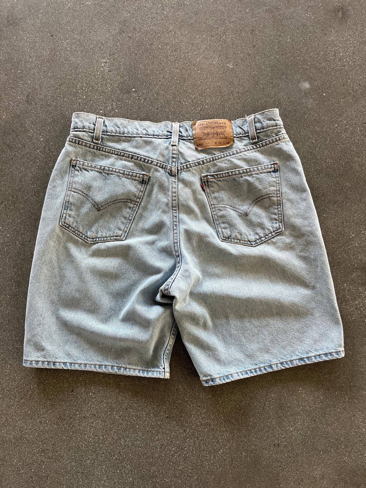 90’S BAGGY LIGHT WASH 550 LEVI’S JORTS - 36