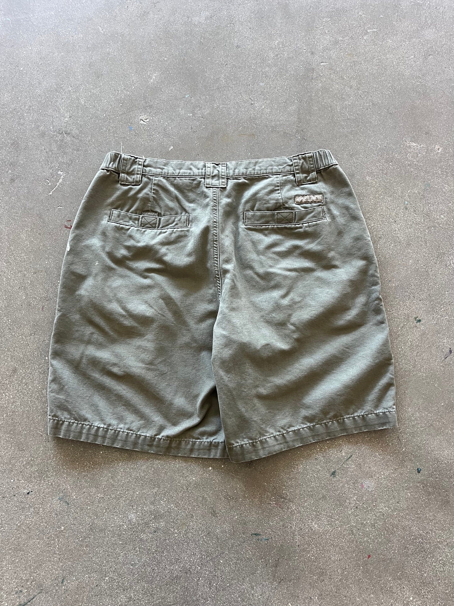 2000’S OLIVE COLUMBIA CARGO HIKING SHORTS - 33