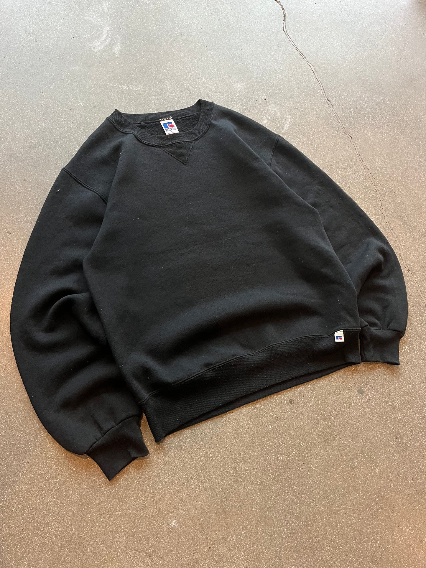 90’S JET BLACK RUSSELL ATHLETIC CREWNECK - BOXY S/M