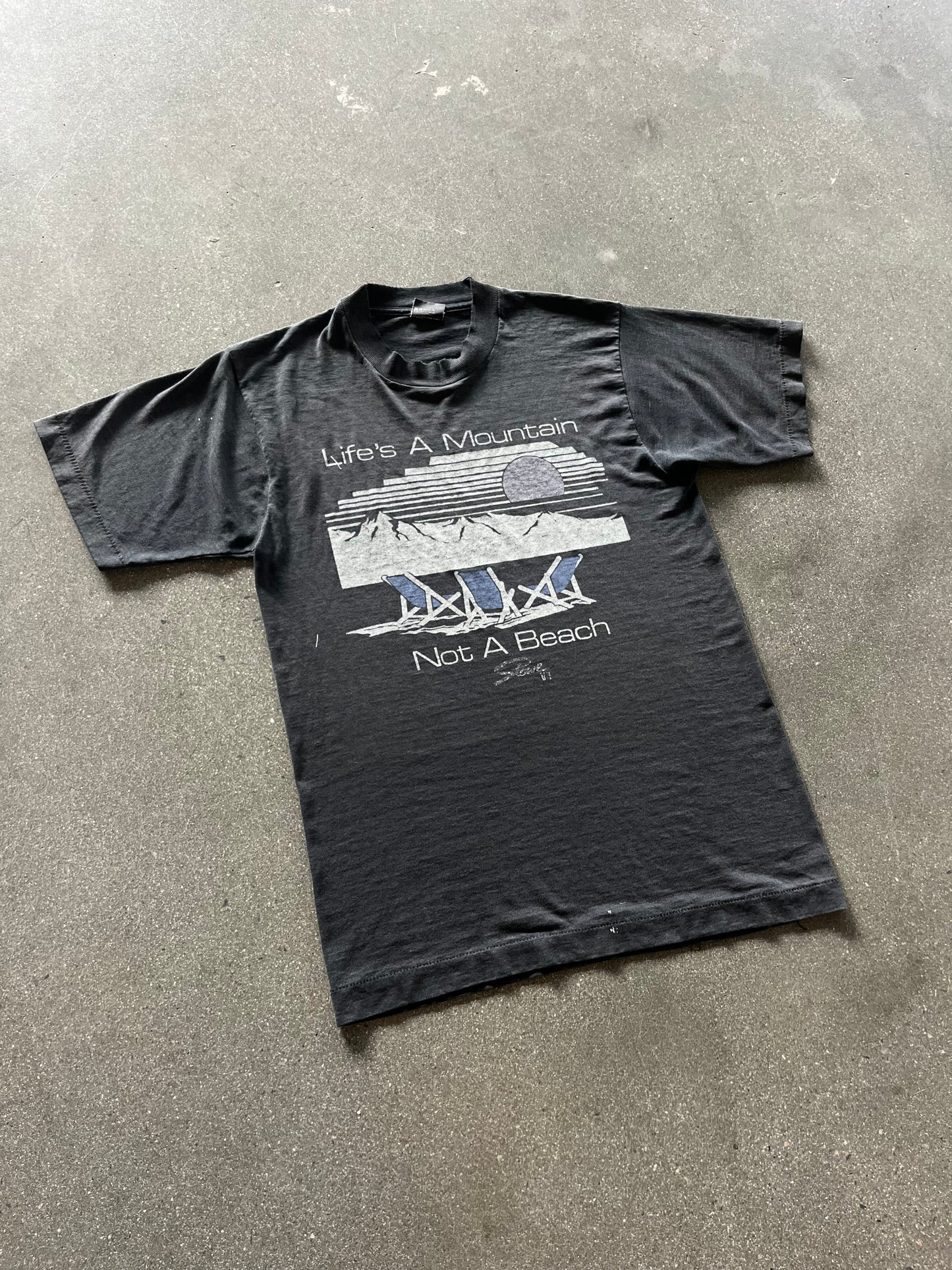 90’S FADED “LIFE’S A MOUNTAIN NOT A BEACH” TEE - M