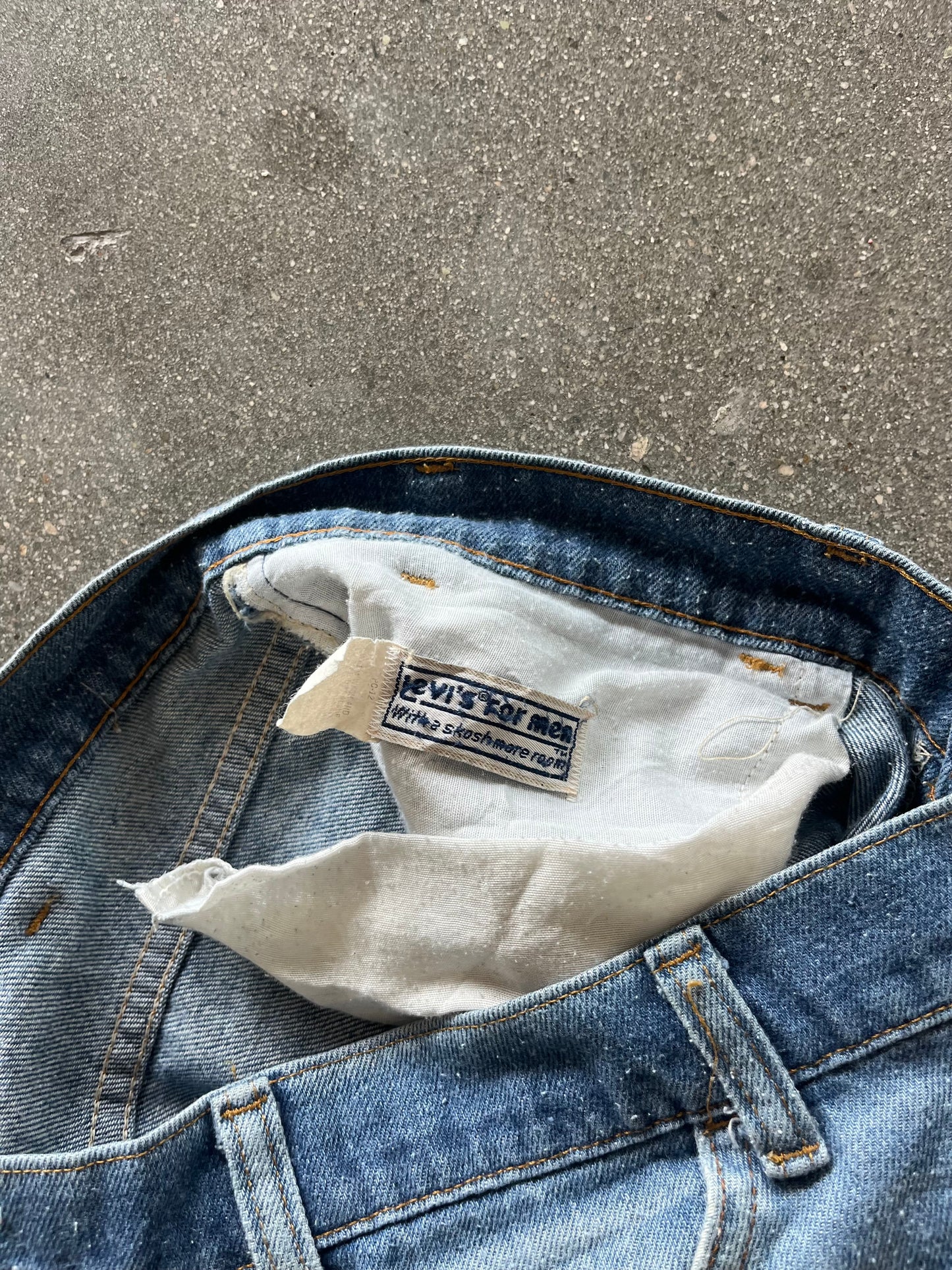70’S LIGHT WASH ORANGE TAB BOOTCUT LEVI’S - 36