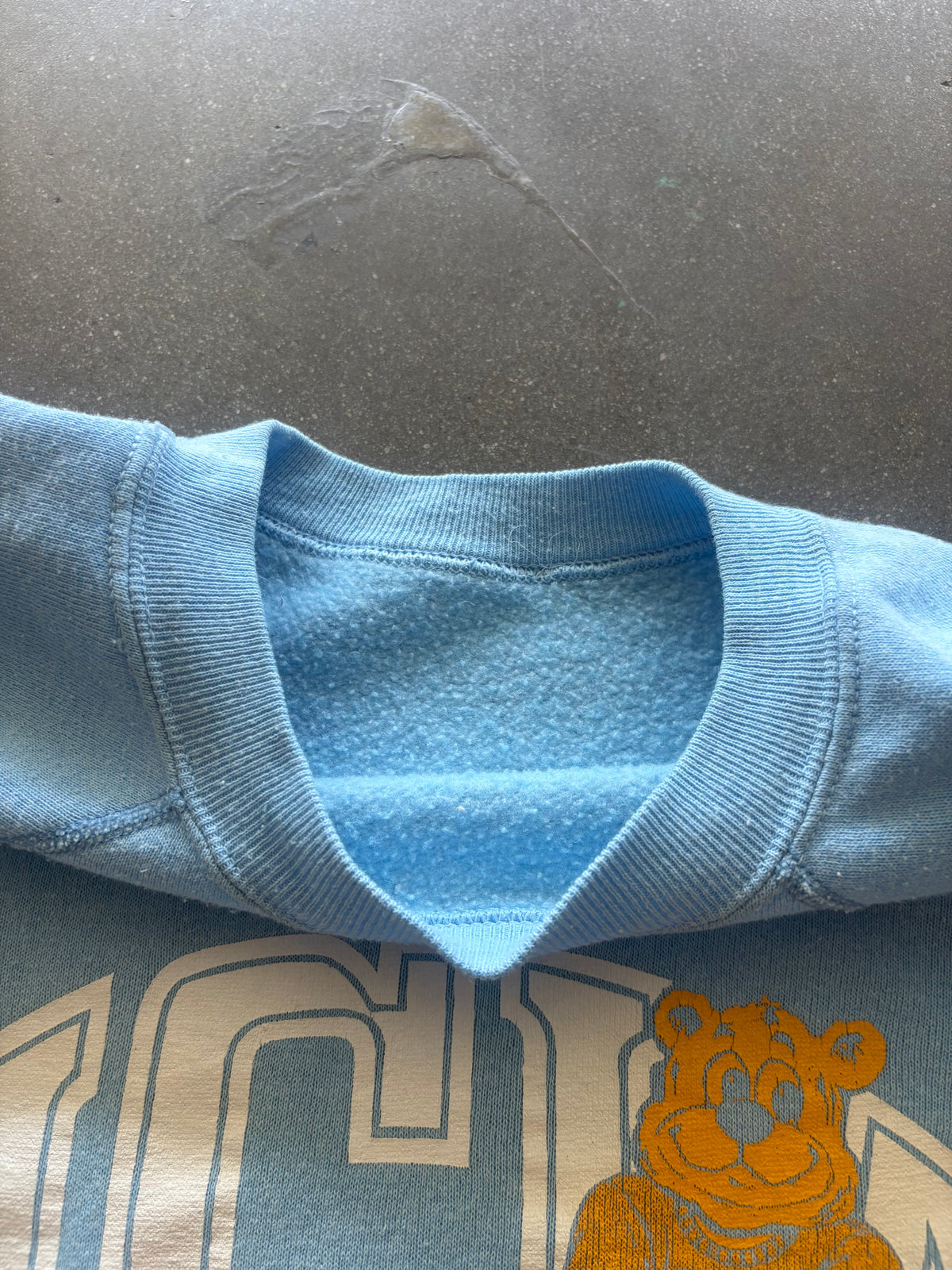 80’S BABY BLUE RAGLAN “UCLA” CREWNECK - M