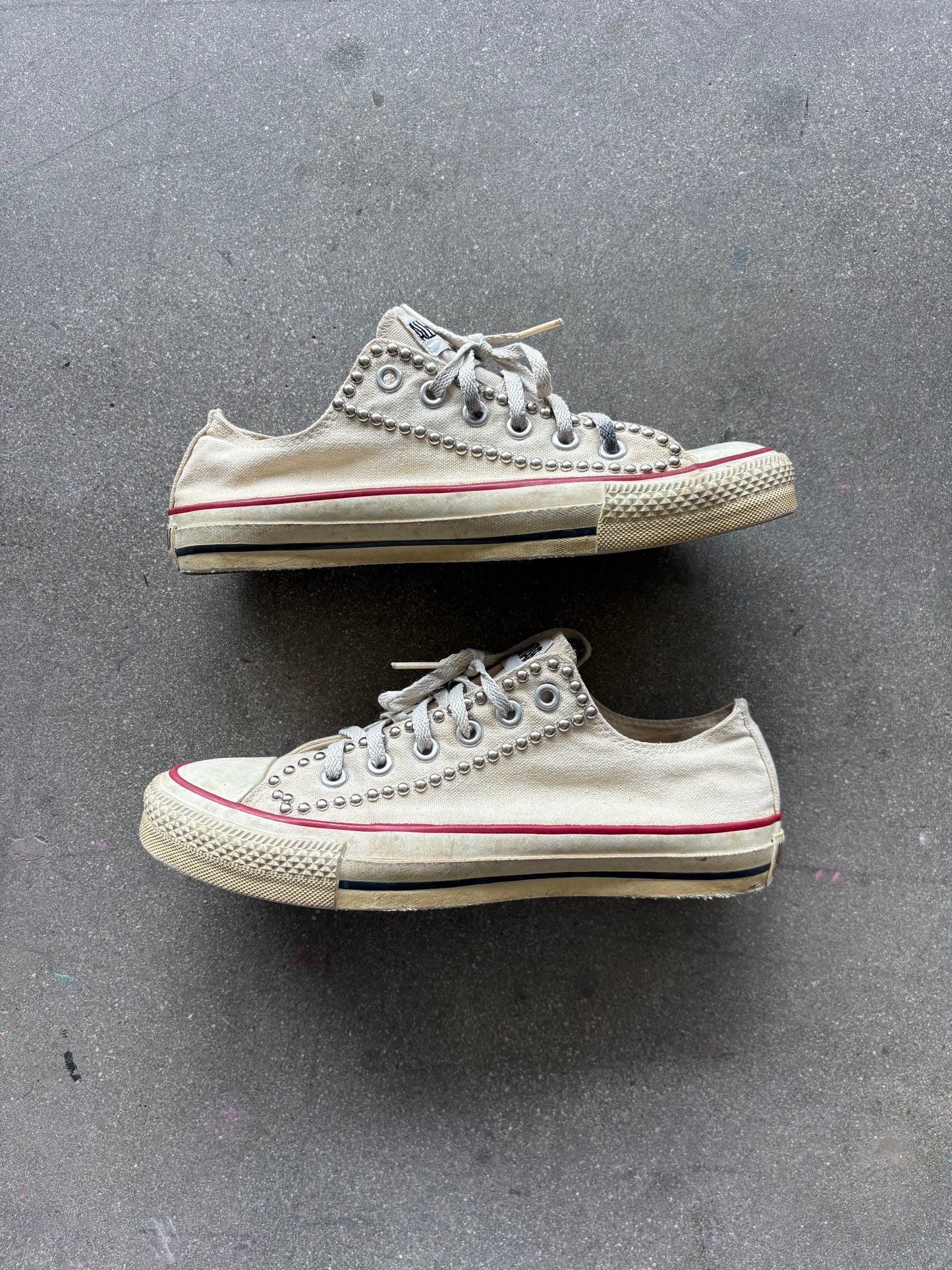 miUSA 90’S LOW TOP STUDDED BEIGE CONVERSE - 7 US MENS