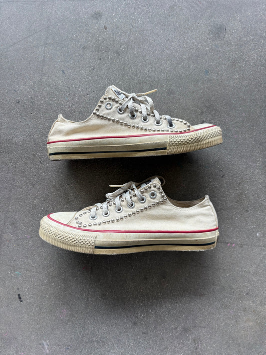 miUSA 90’S LOW TOP STUDDED BEIGE CONVERSE - 7 US MENS