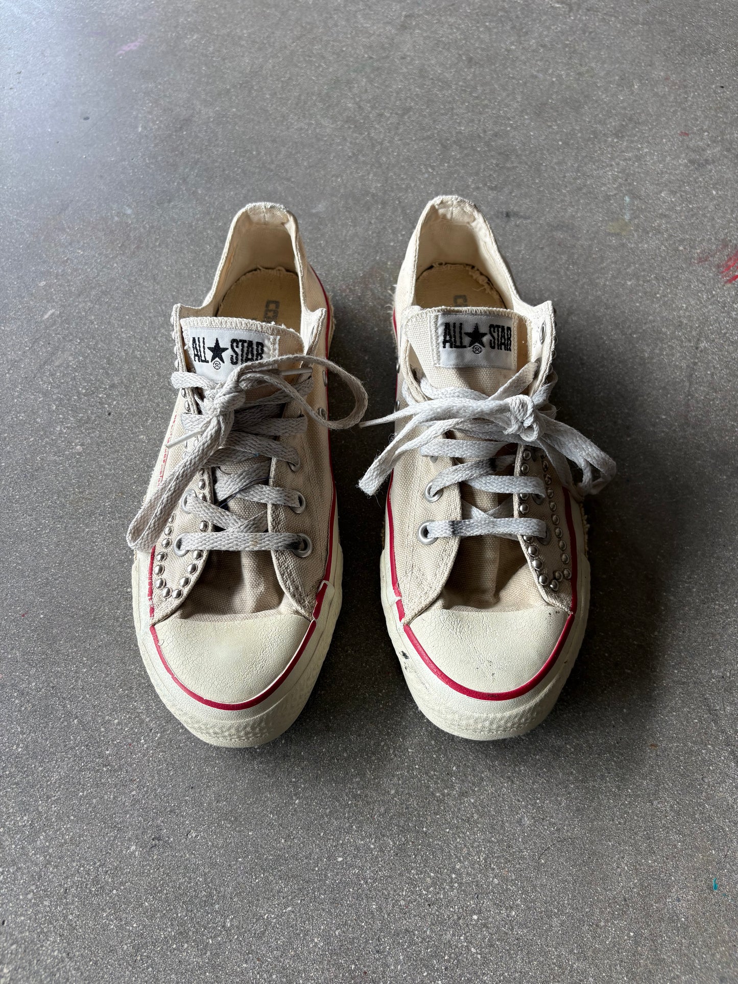 miUSA 90’S LOW TOP STUDDED BEIGE CONVERSE - 7.5 US MENS
