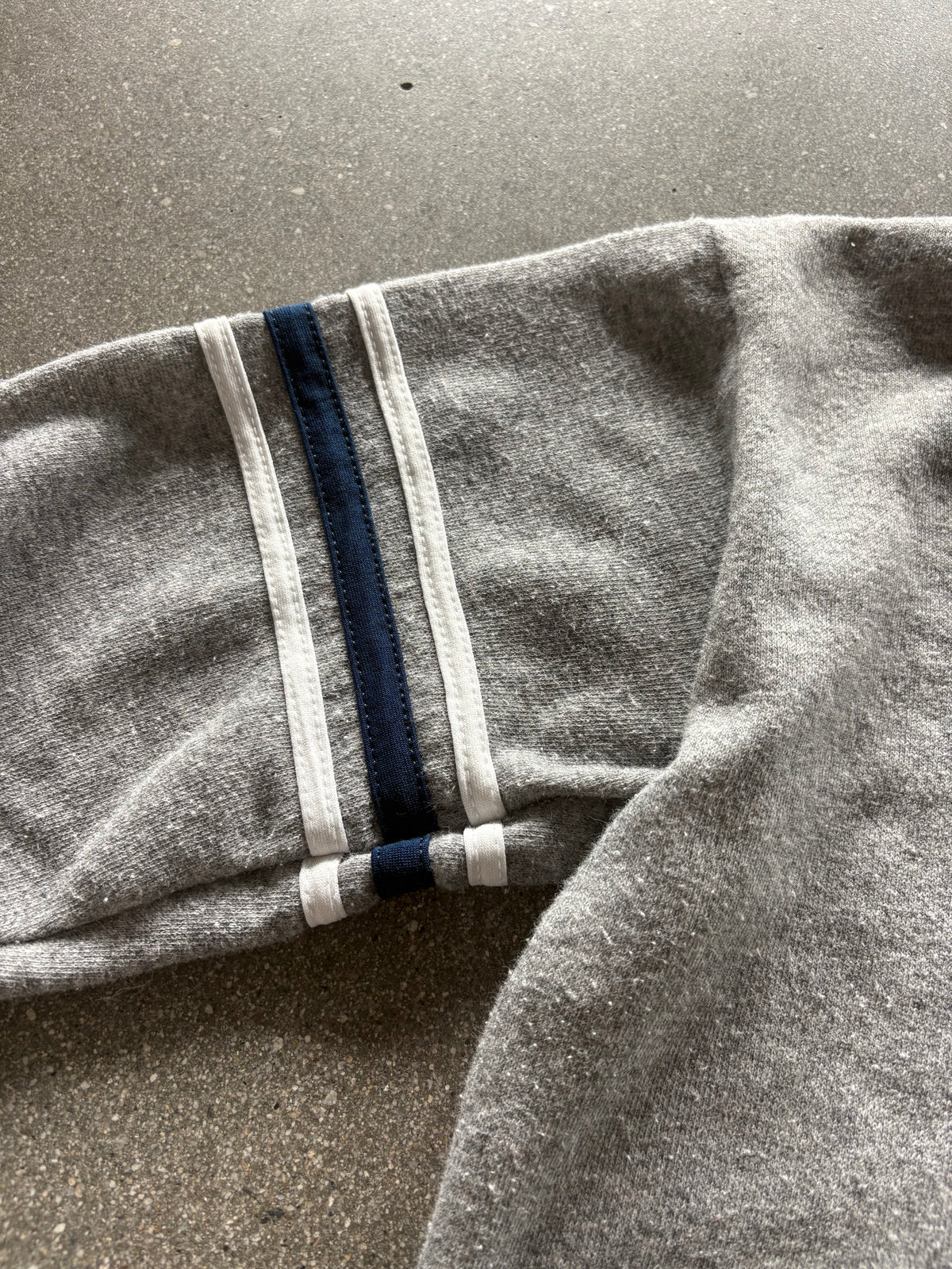 80’S HEATHER GRAY SPORT V-NECK CREWNECK - S