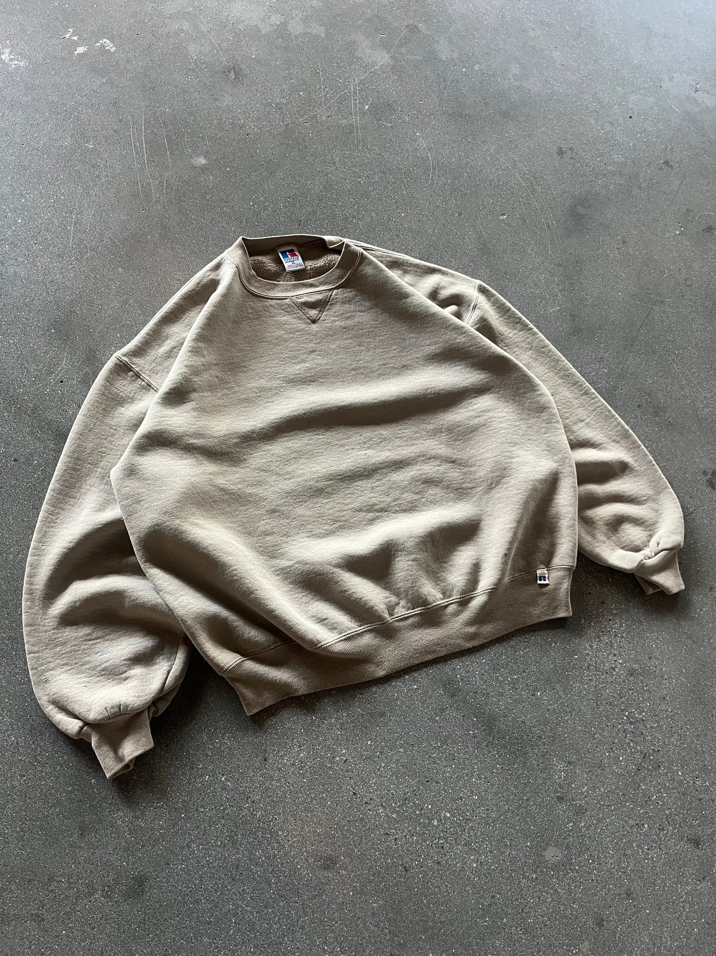 90’S BUTTER BEIGE RUSSELL ATHLETIC CREWNECK - BOXY L/XL