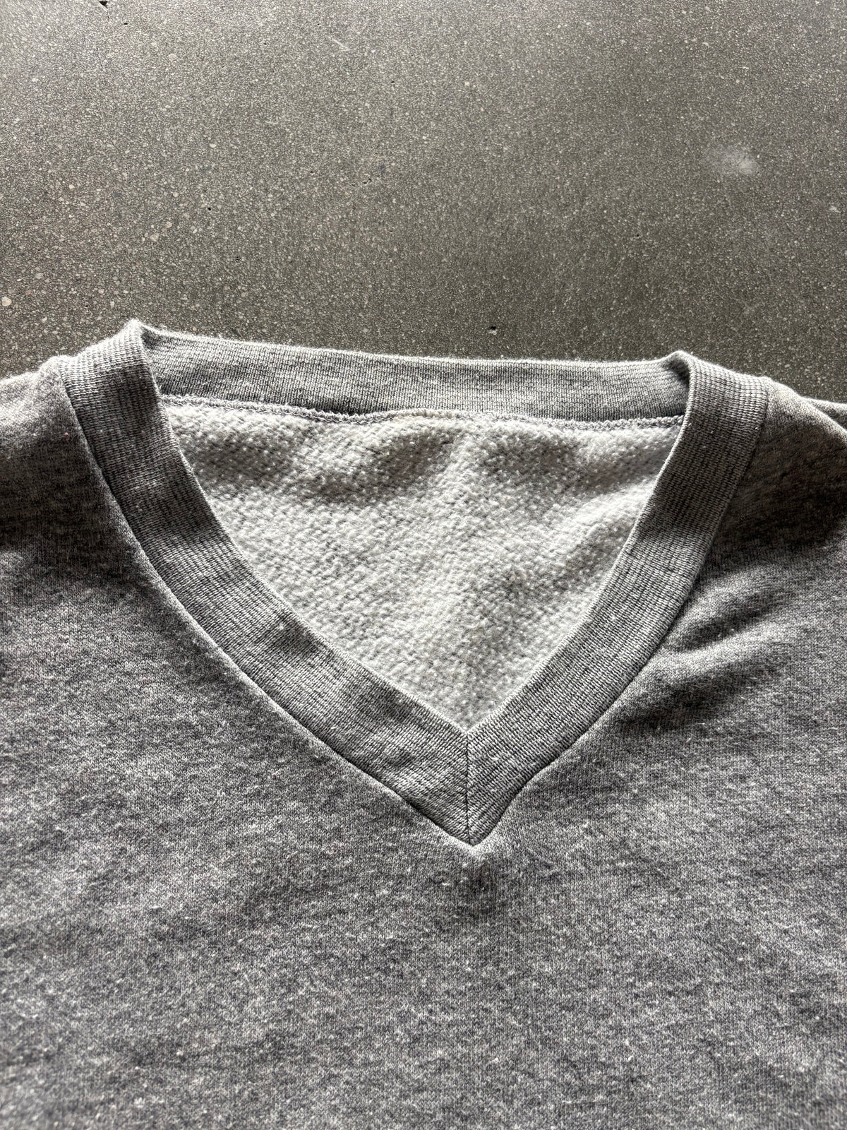 80’S HEATHER GRAY SPORT V-NECK CREWNECK - S