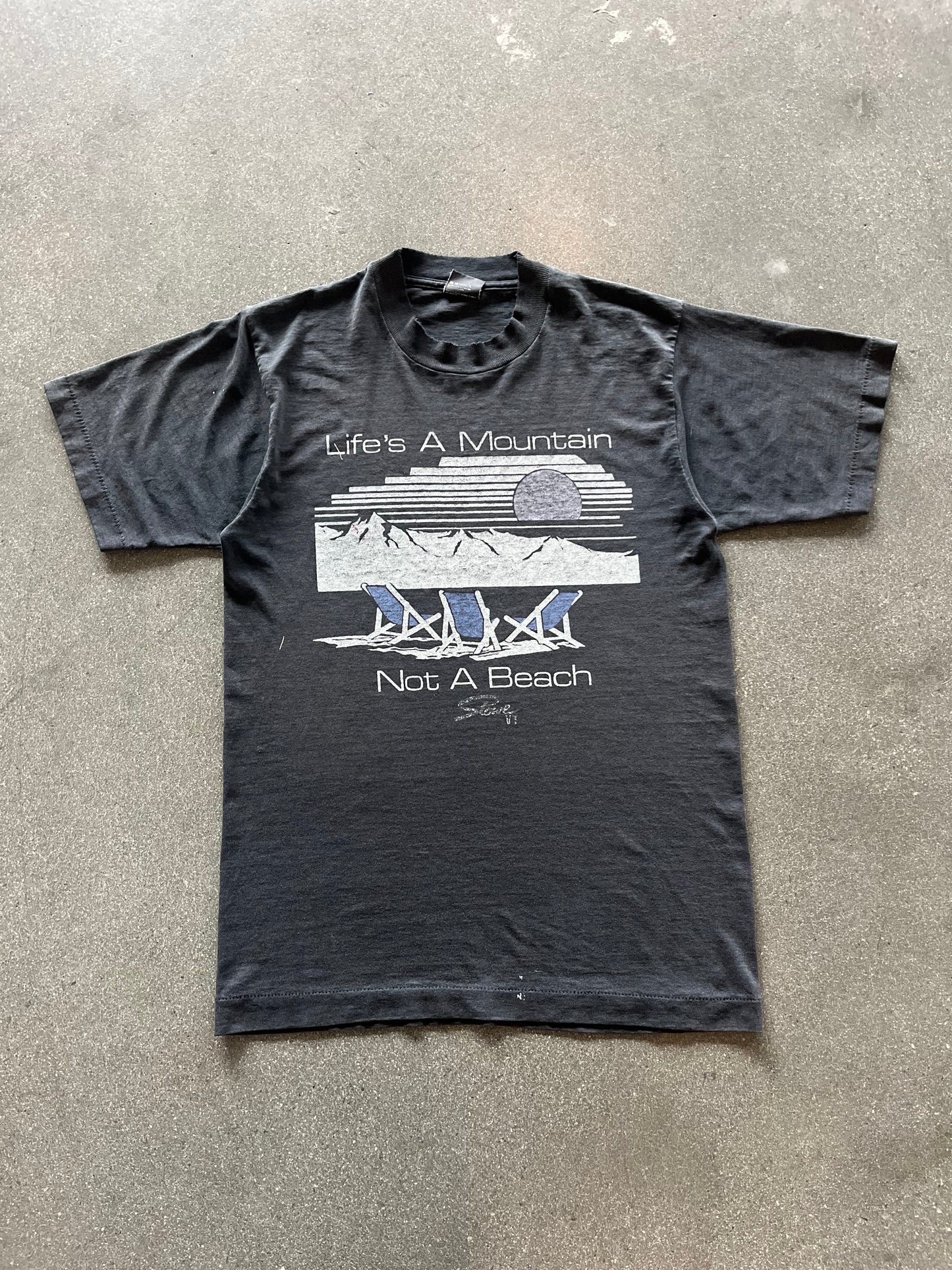 90’S FADED “LIFE’S A MOUNTAIN NOT A BEACH” TEE - M