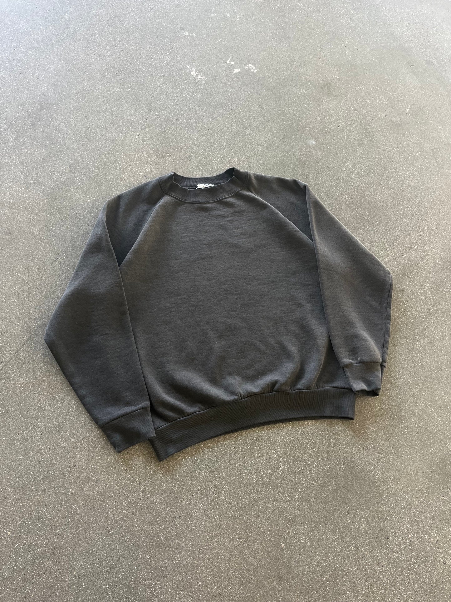 90’S SUNFADED BLACK RAGLAN CREWNECK - S/M