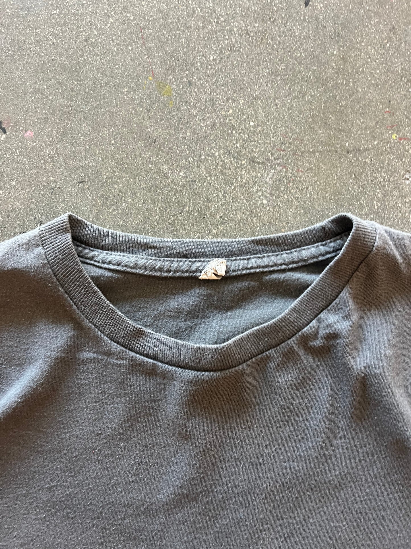 2000’S CHARCOAL BLANK TEE - L