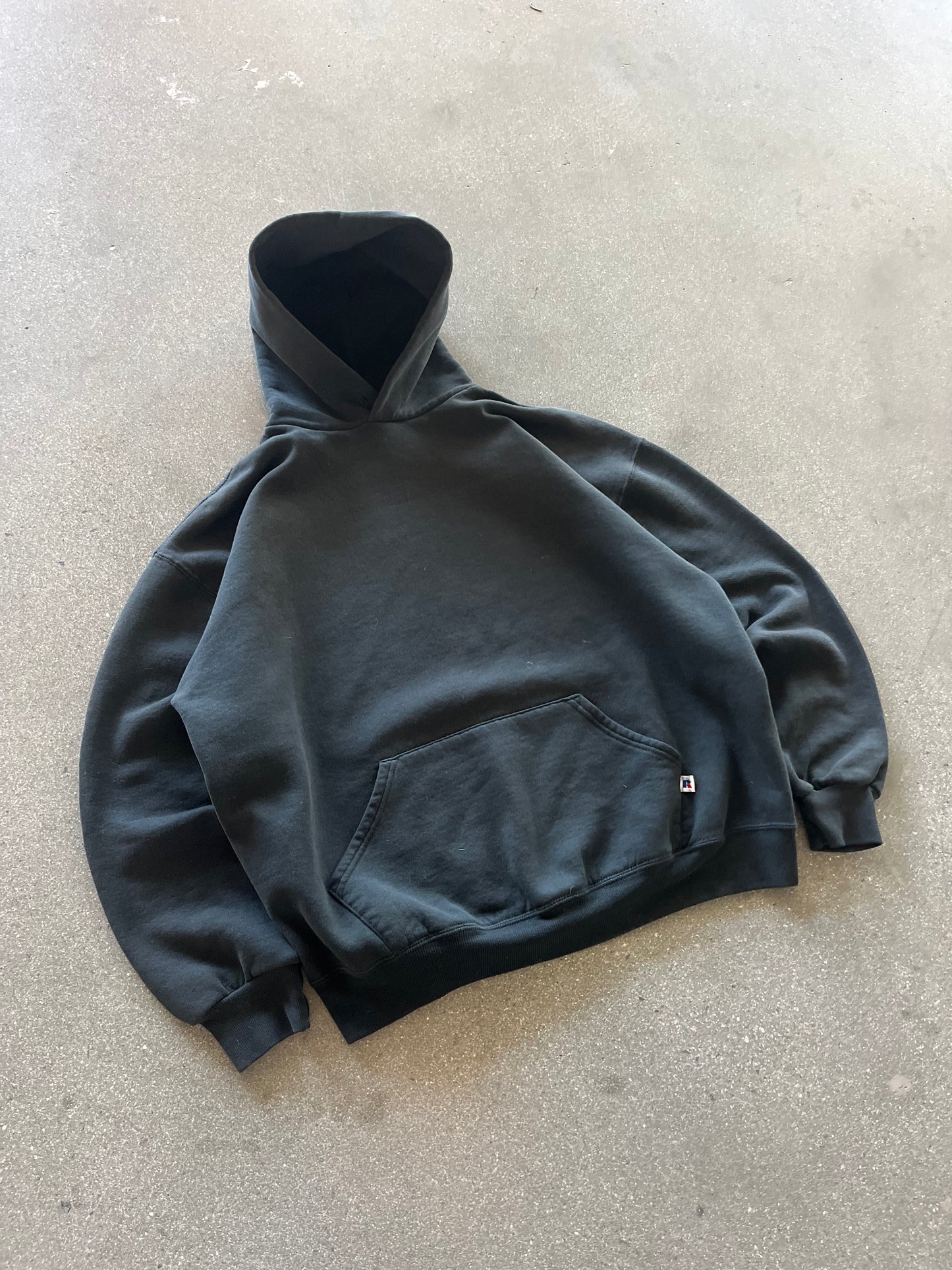 90’S BLACK RUSSELL ATHLETIC HOODIE - BOXY L/XL