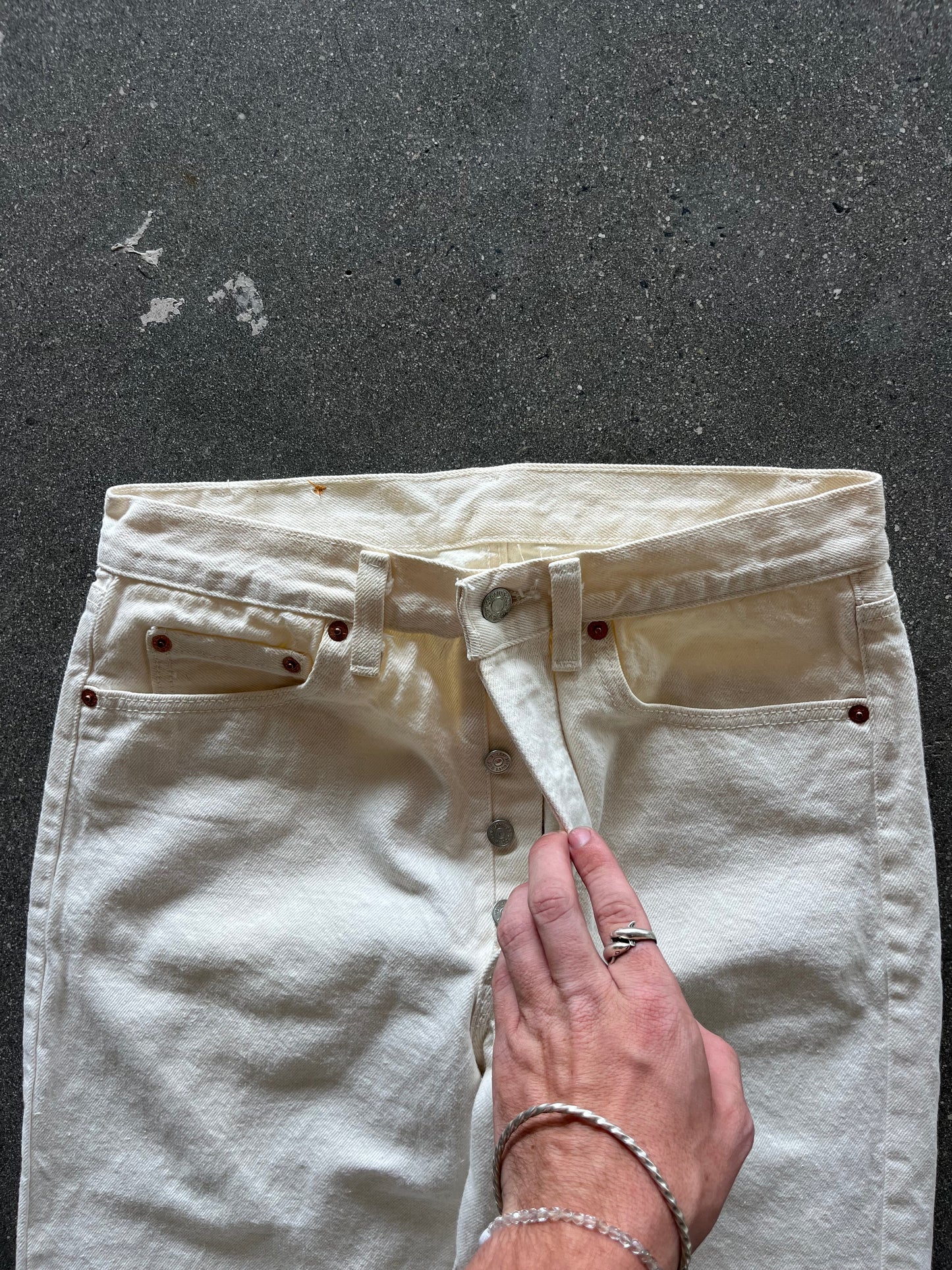 80’S IVORY BUTTON FLY LEVI’S 501’S - 31