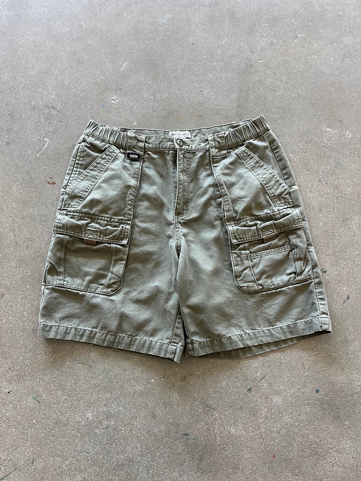 2000’S OLIVE COLUMBIA CARGO HIKING SHORTS - 33