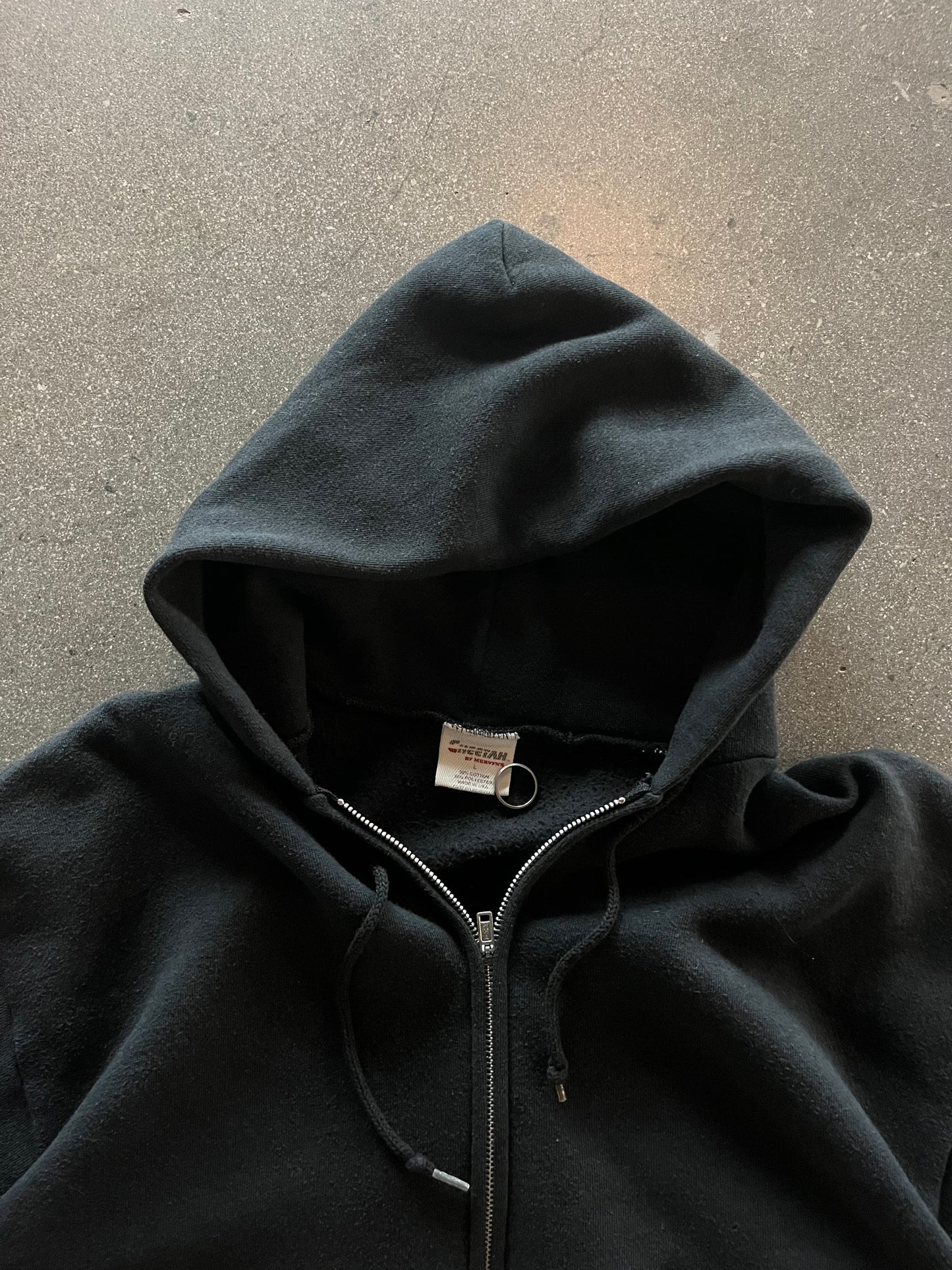 90’S BLACK ZIP UP HOODIE - L