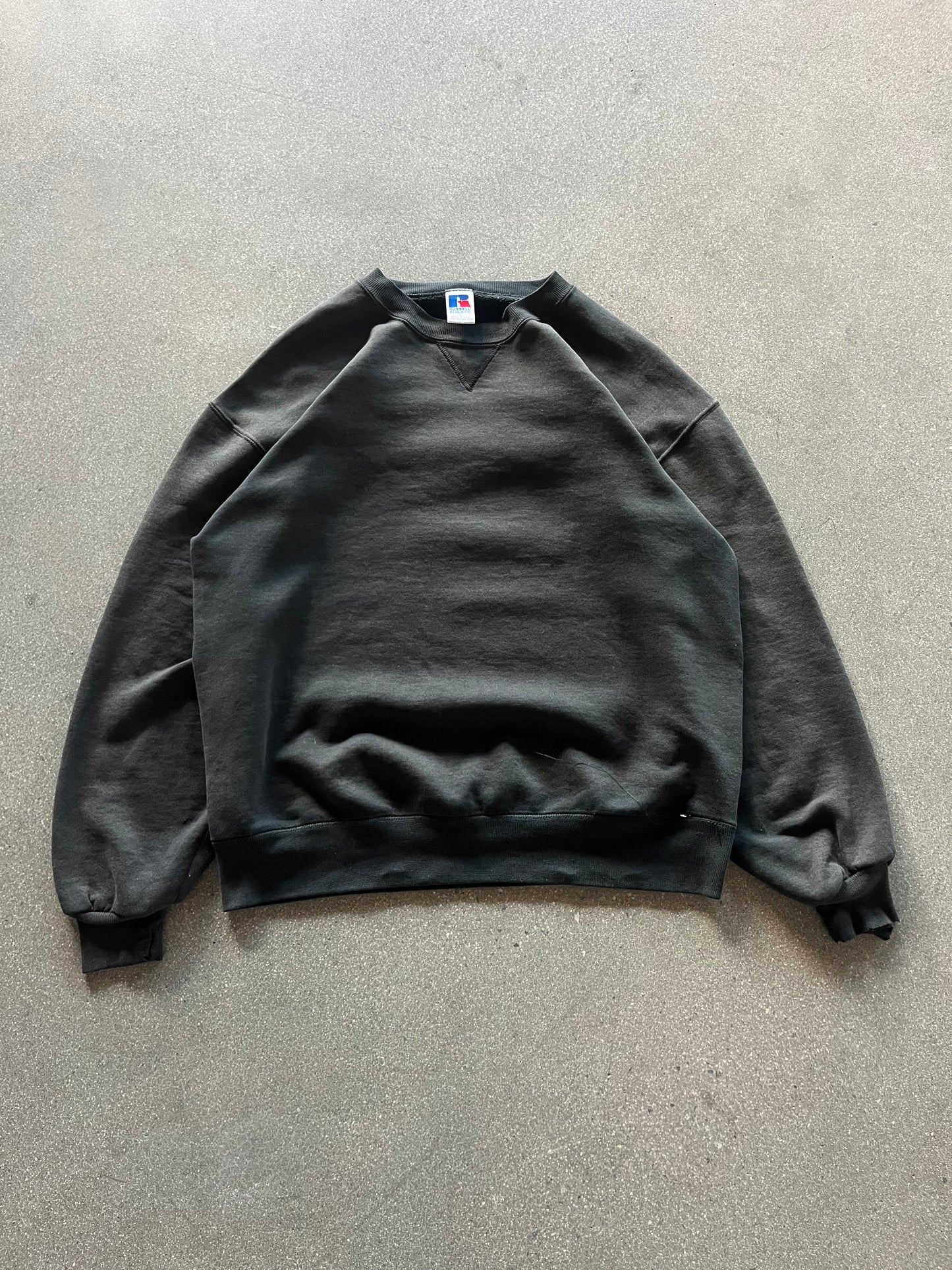 90’S SUNFADED BLACK RUSSELL CREWNECK - BOXY L