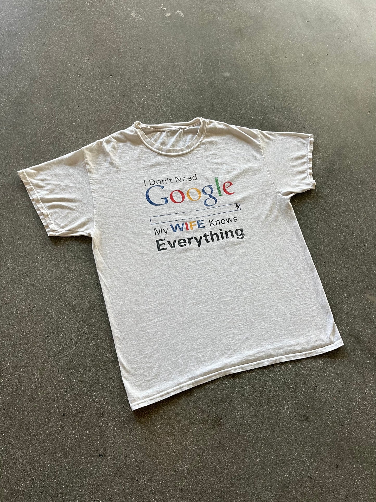 2000’S “I DONT NEED GOOGLE” TEE - L