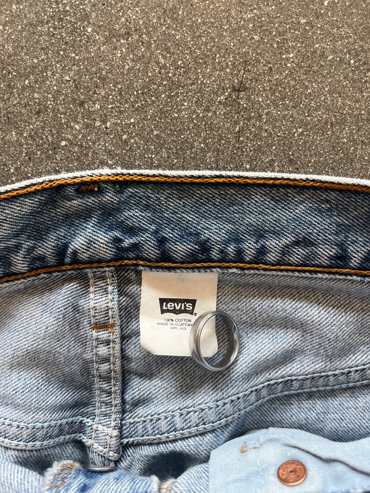 90’S LIGHT WASHED 501 LEVI’S - 33