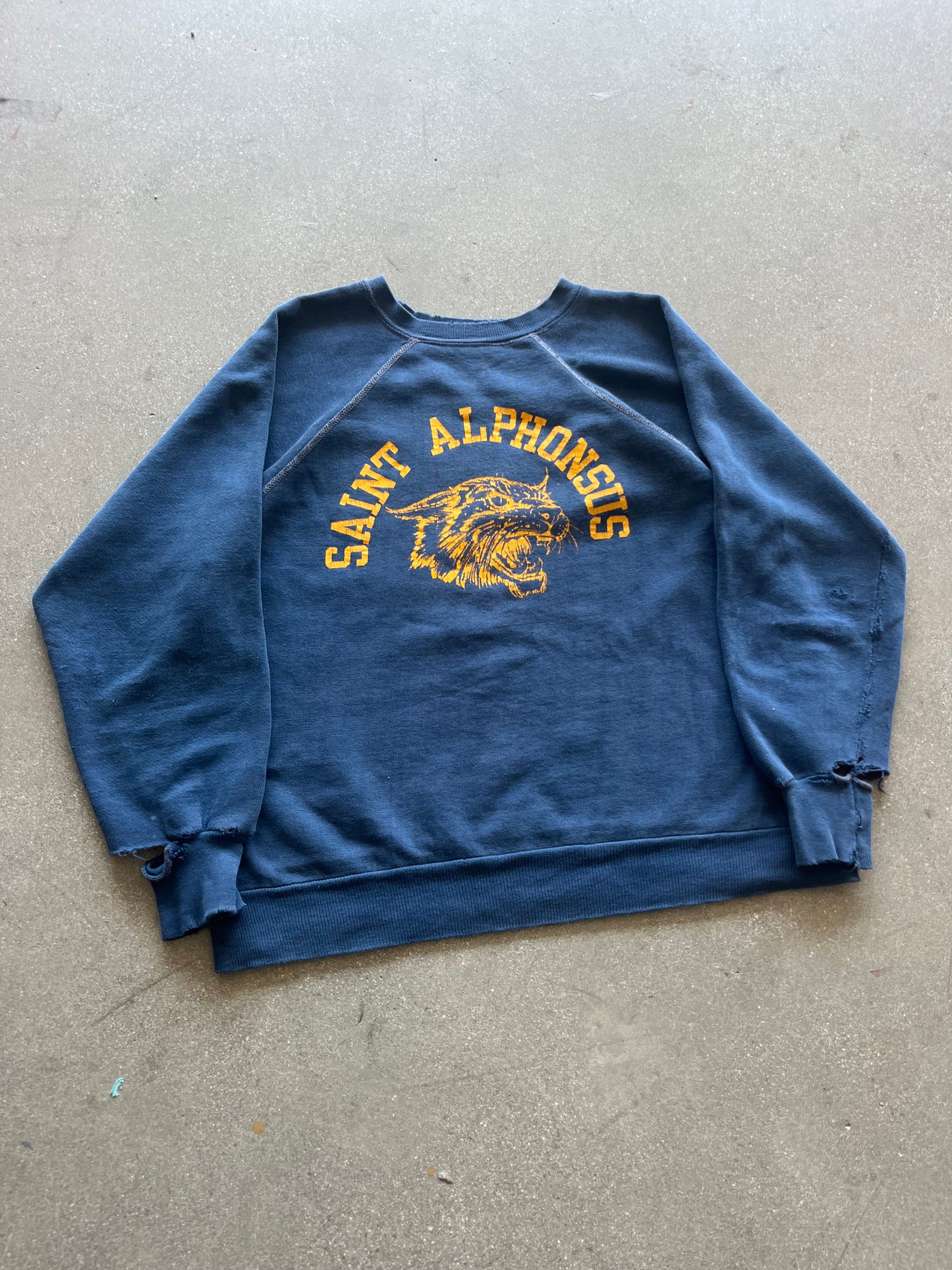 70’S NAVY “SAINT ALPHONSUS” DISTRESSEDRAGLAN CREWNECK - BOXY S/M