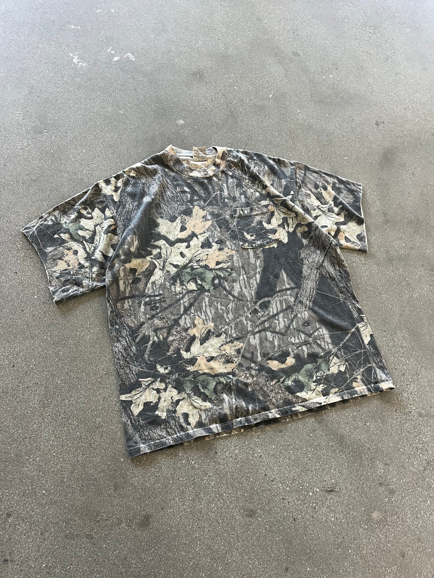 2000’S REALTREE CAMO CUTOFF POCKET TEE - BOXY XL