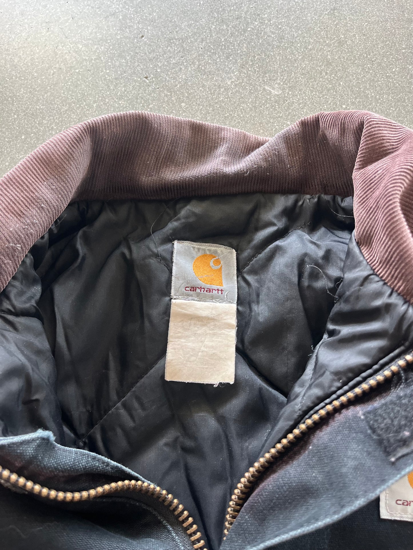90’S FADED JET BLACK TRADITIONAL CARHARTT JACKET - BOXY L