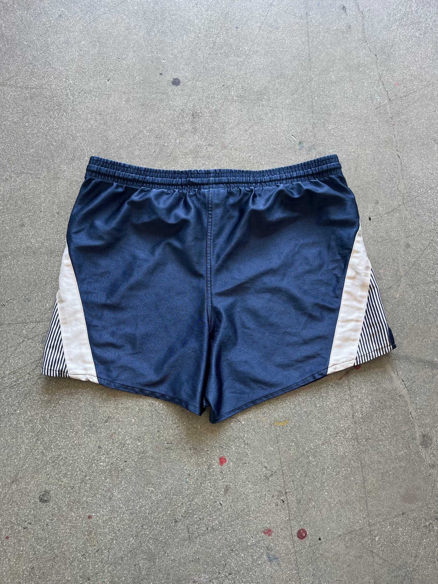 90’S NAVY BLUE UMBRO NYLON SHORTS - M